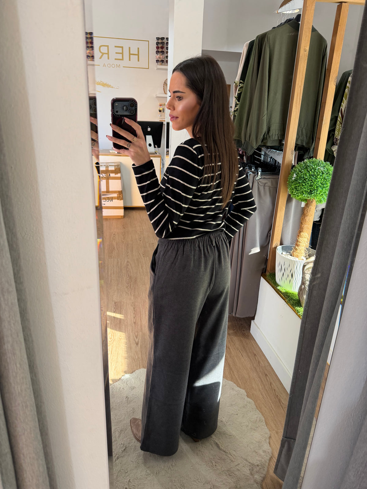 Pantalón Fluido de Pierna Ancha con Costura central y Cintura Elástica