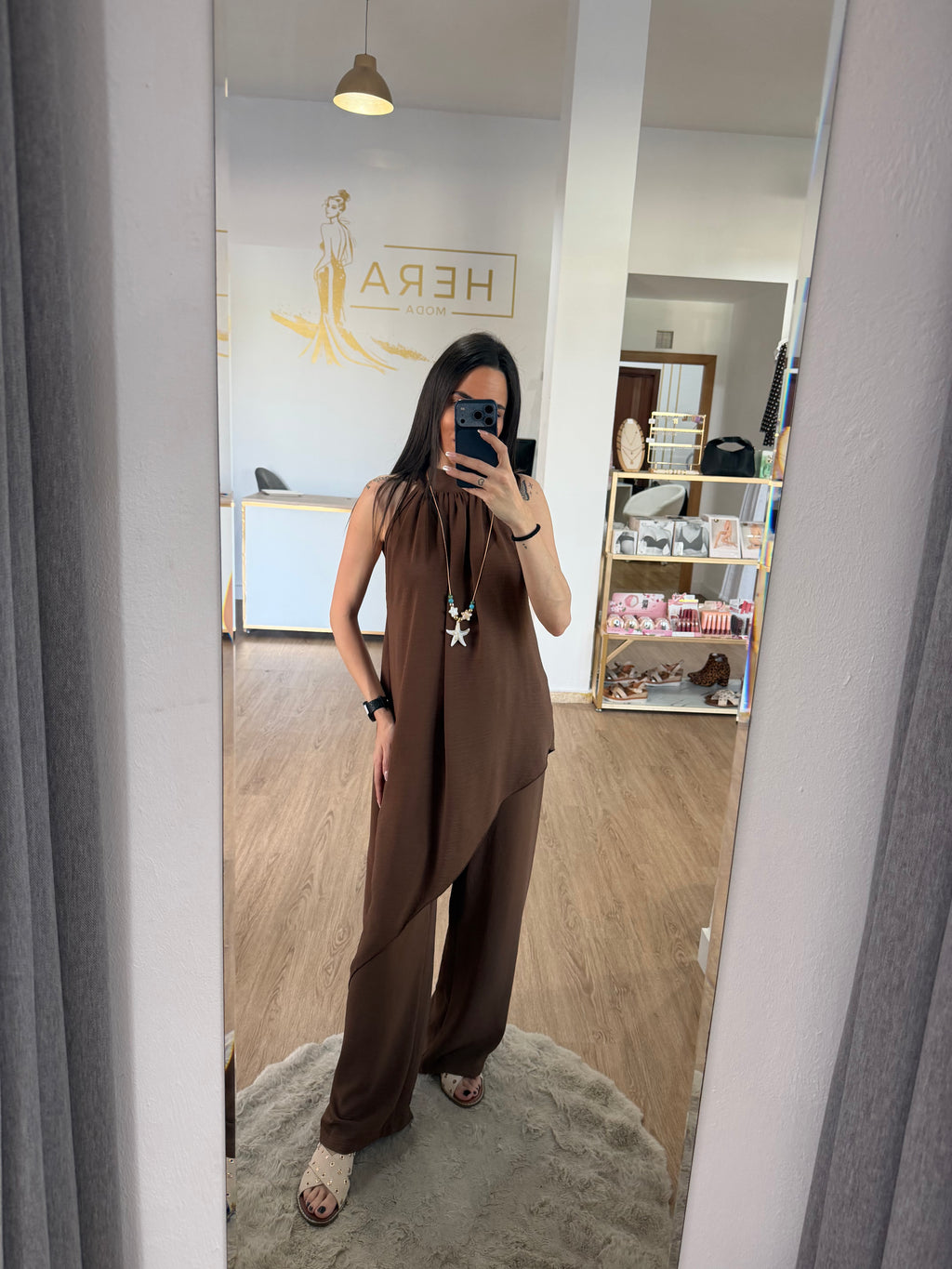 Conjunto Dos Piezas de Blusa Asimétrica Halter y Pantalón Fluido