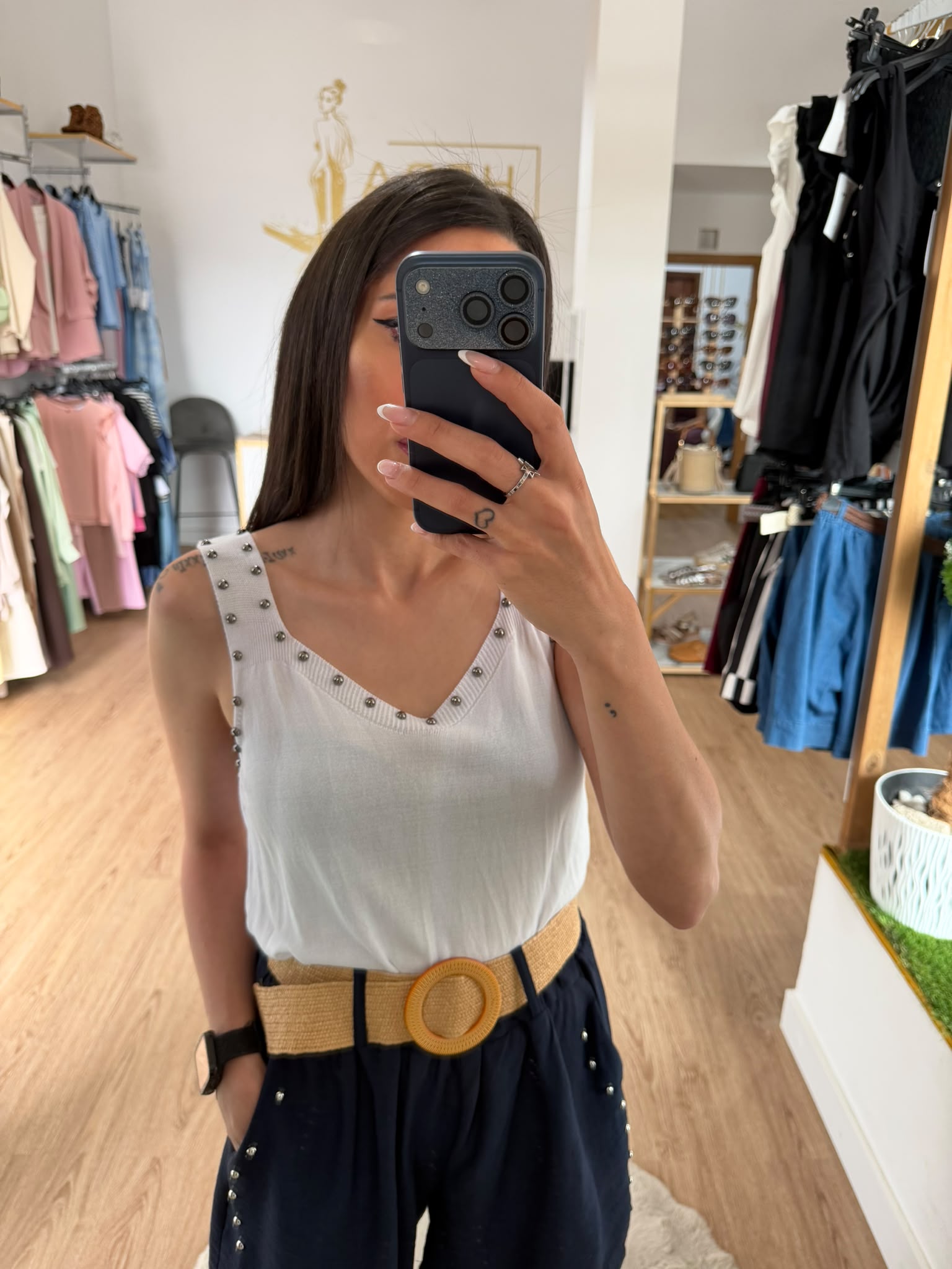 Top Liso de Tirantes Anchos Con Tachuelas / Camiseta de Punto Fino
