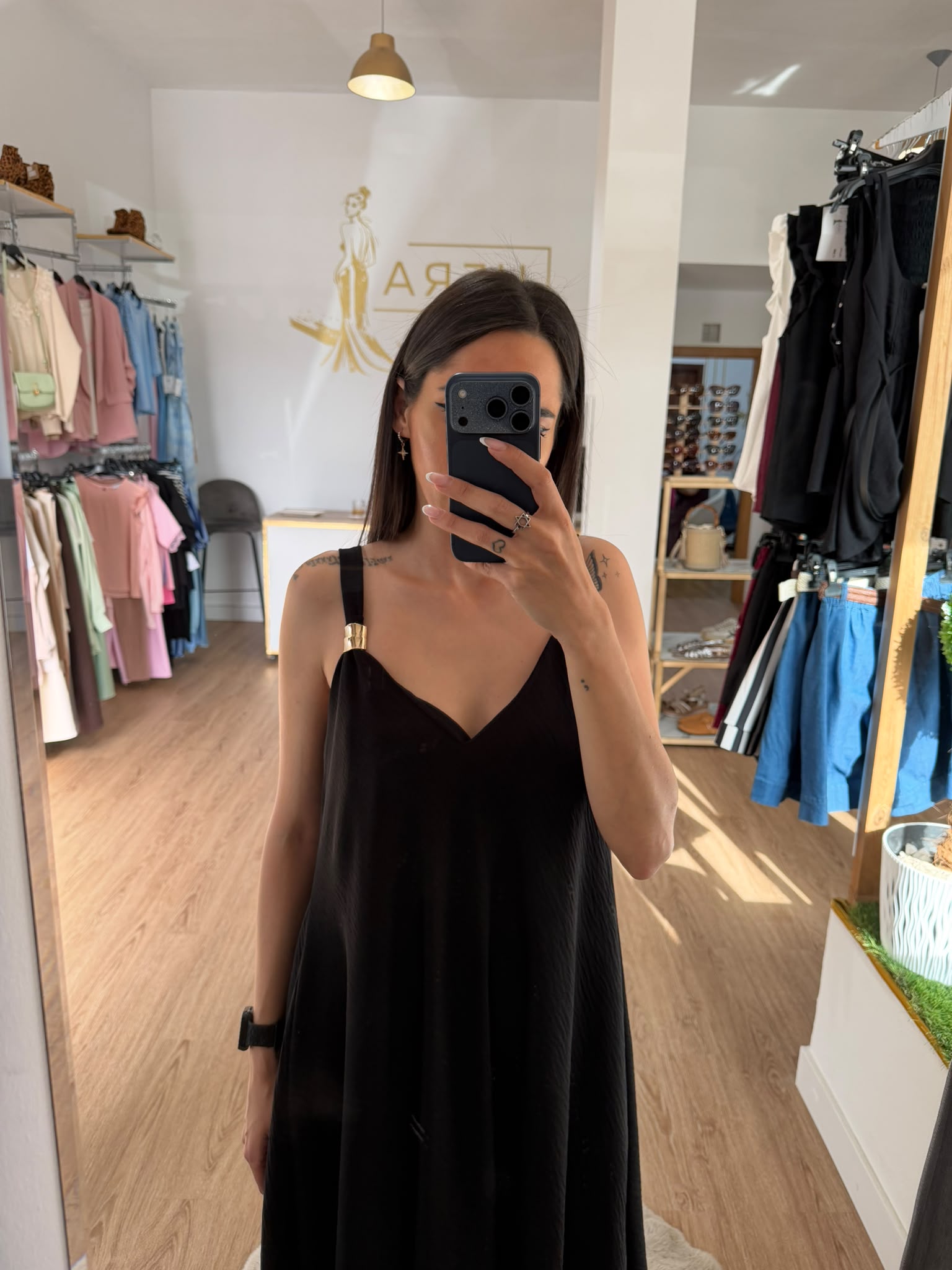 Vestido midi Fluido Hebillas Doradas / Vestido de Tirantes Evasé escote en V