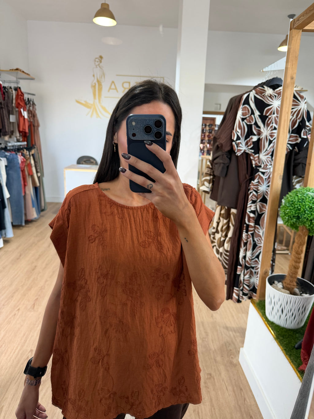 Blusa Fluida Bordada con Volantes / Top de Algodón con botones laterales