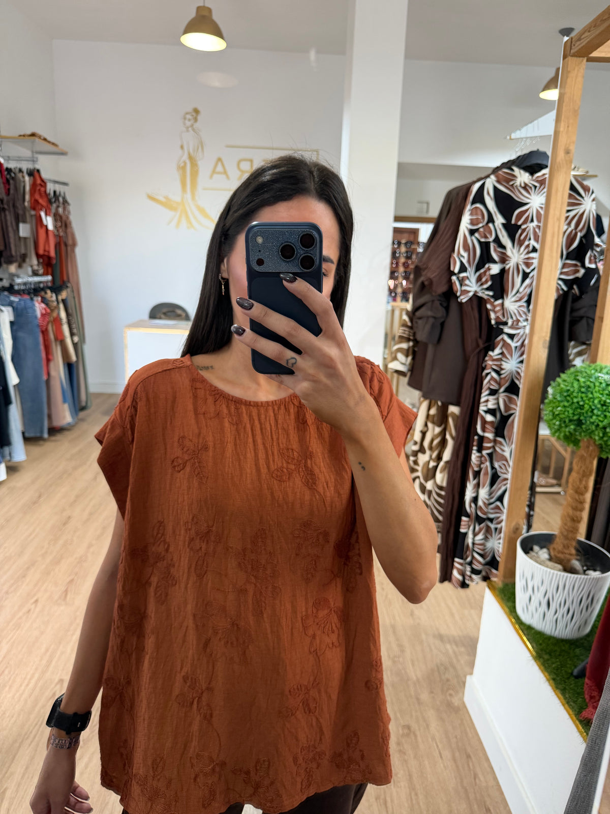 Blusa Fluida Bordada con Volantes / Top de Algodón con botones laterales
