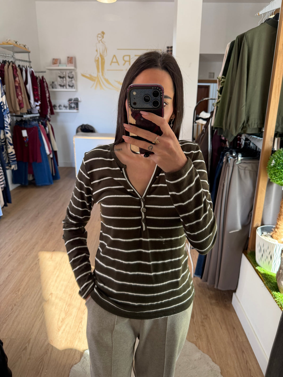 Camiseta de Punto Fino a Rayas con Escote en v y Botones