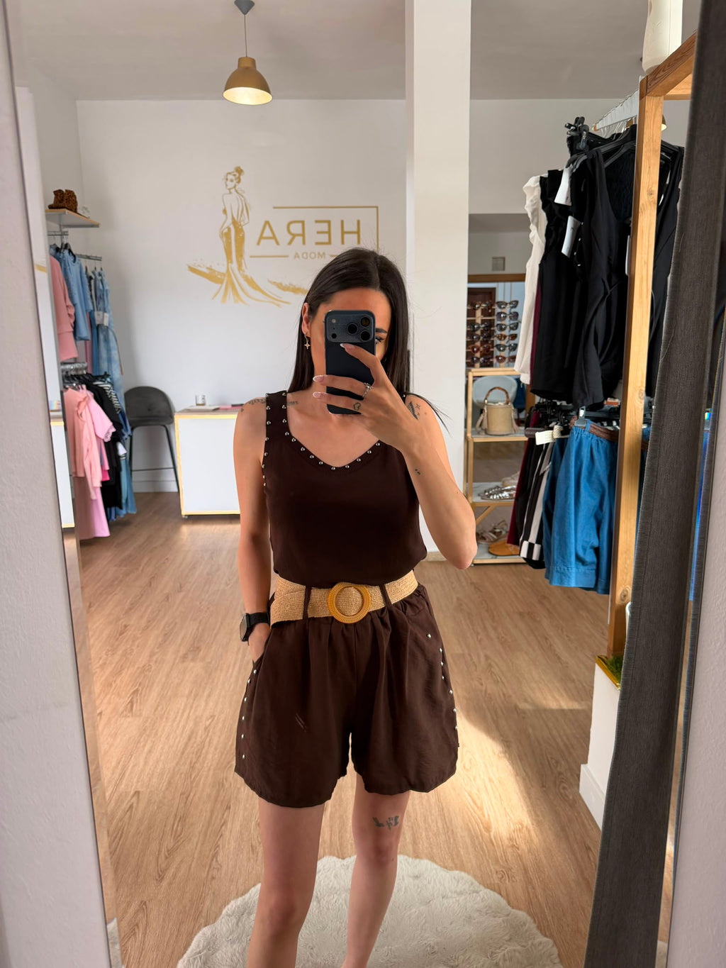 Short fluido tiro alto con apliques laterales y cinturón de rafia / Pantalón corto verano