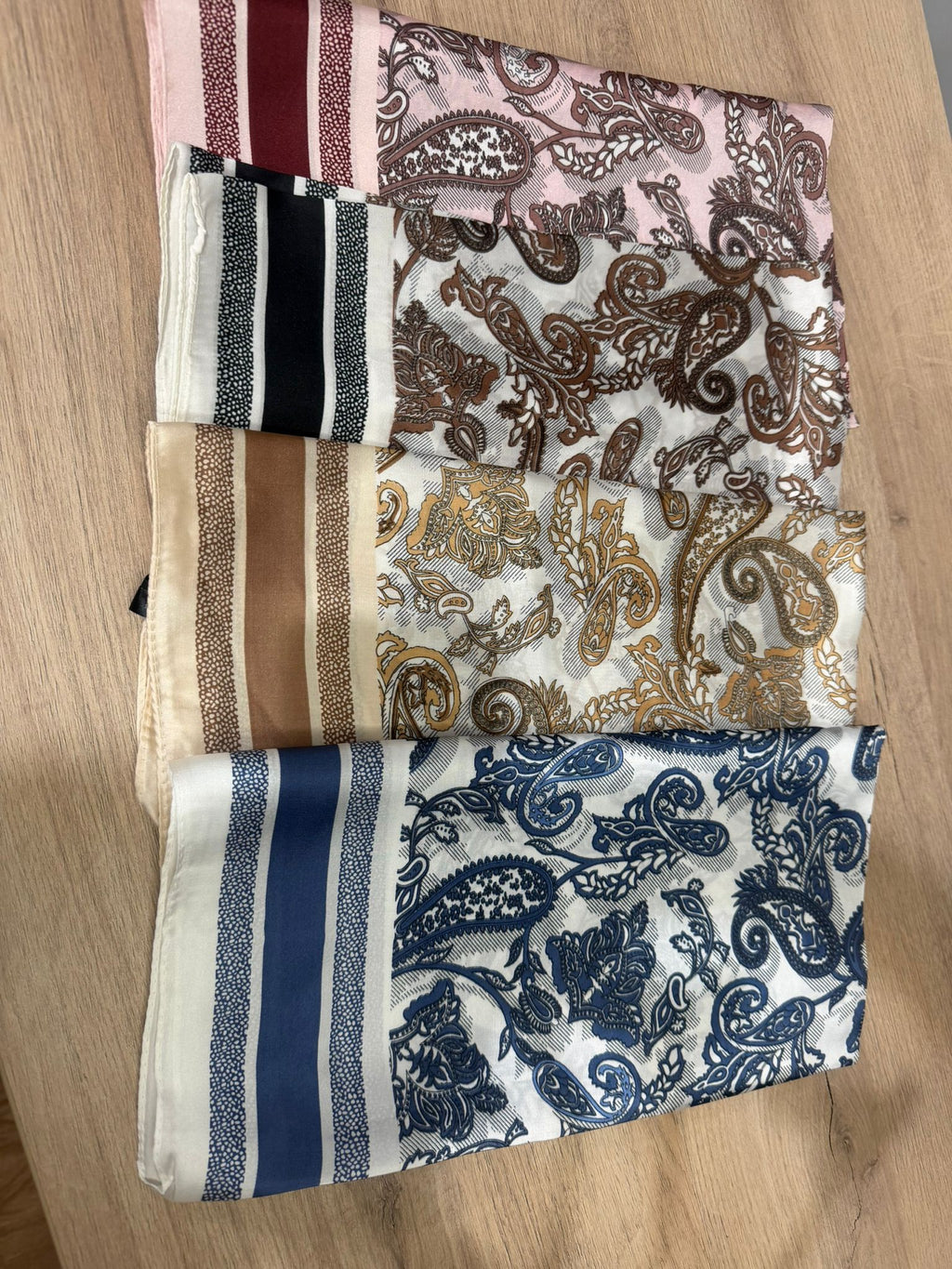 Pañuelo paisley-Pañuelo de Seda Satinada con Estampado Paisley y Geométrico