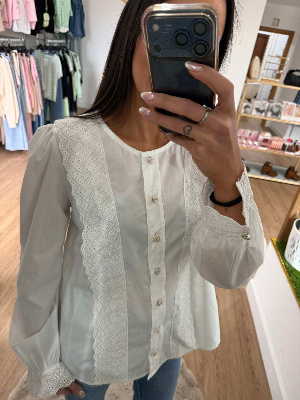 Blusa Blanca Romántica con Pechera de Encaje y Bordado Geométrico