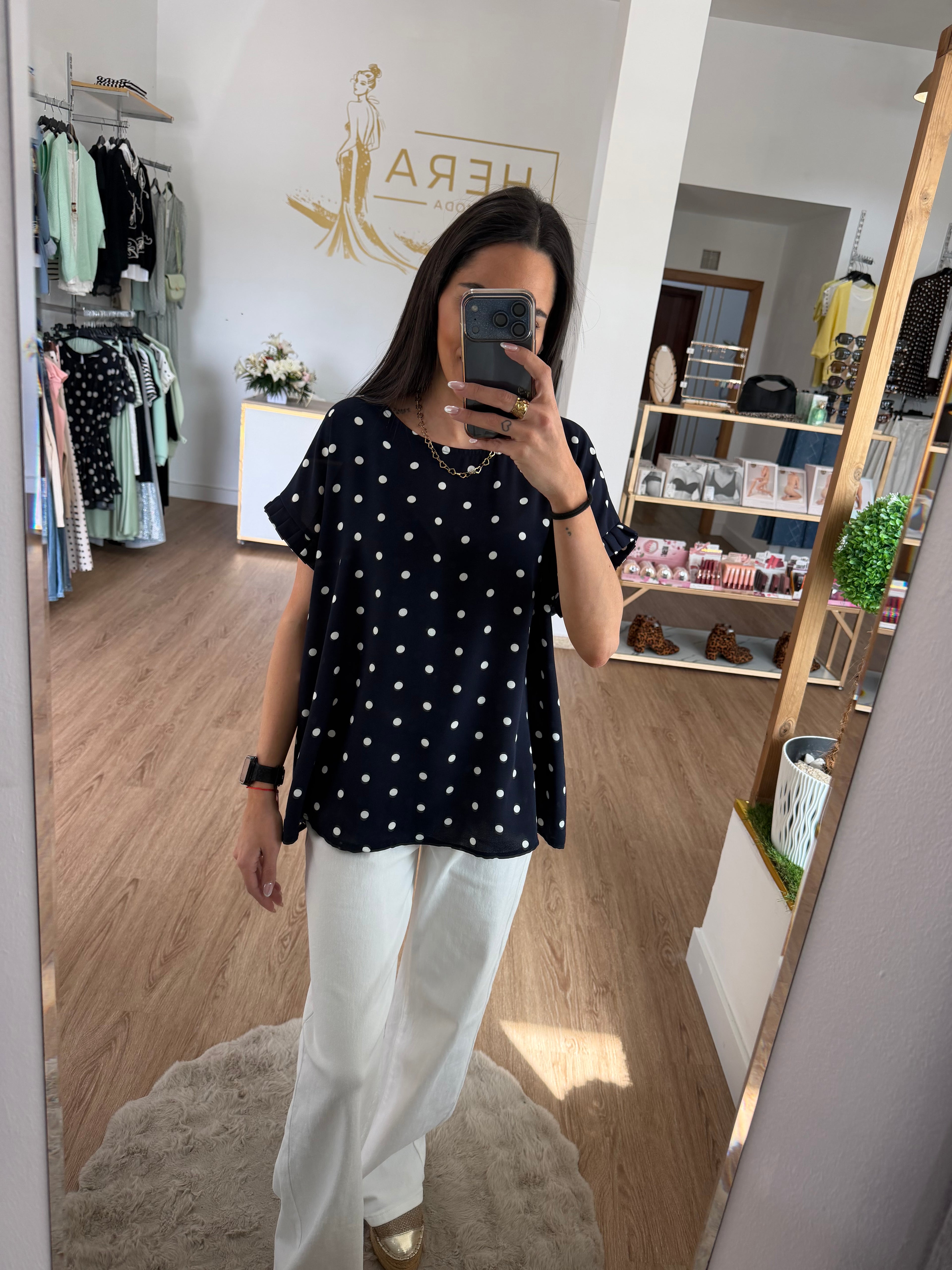 Blusa Fluida de Lunares con Detalle de Volante en la Manga