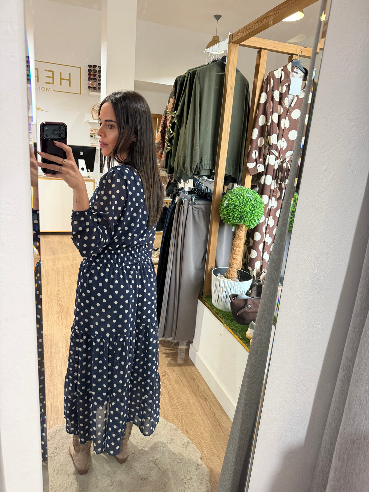Vestido Midi Lunares Con Cintura en Nido de Abeja y Escote en v