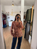 Camiseta Fluida con Print y Nudo Lateral
