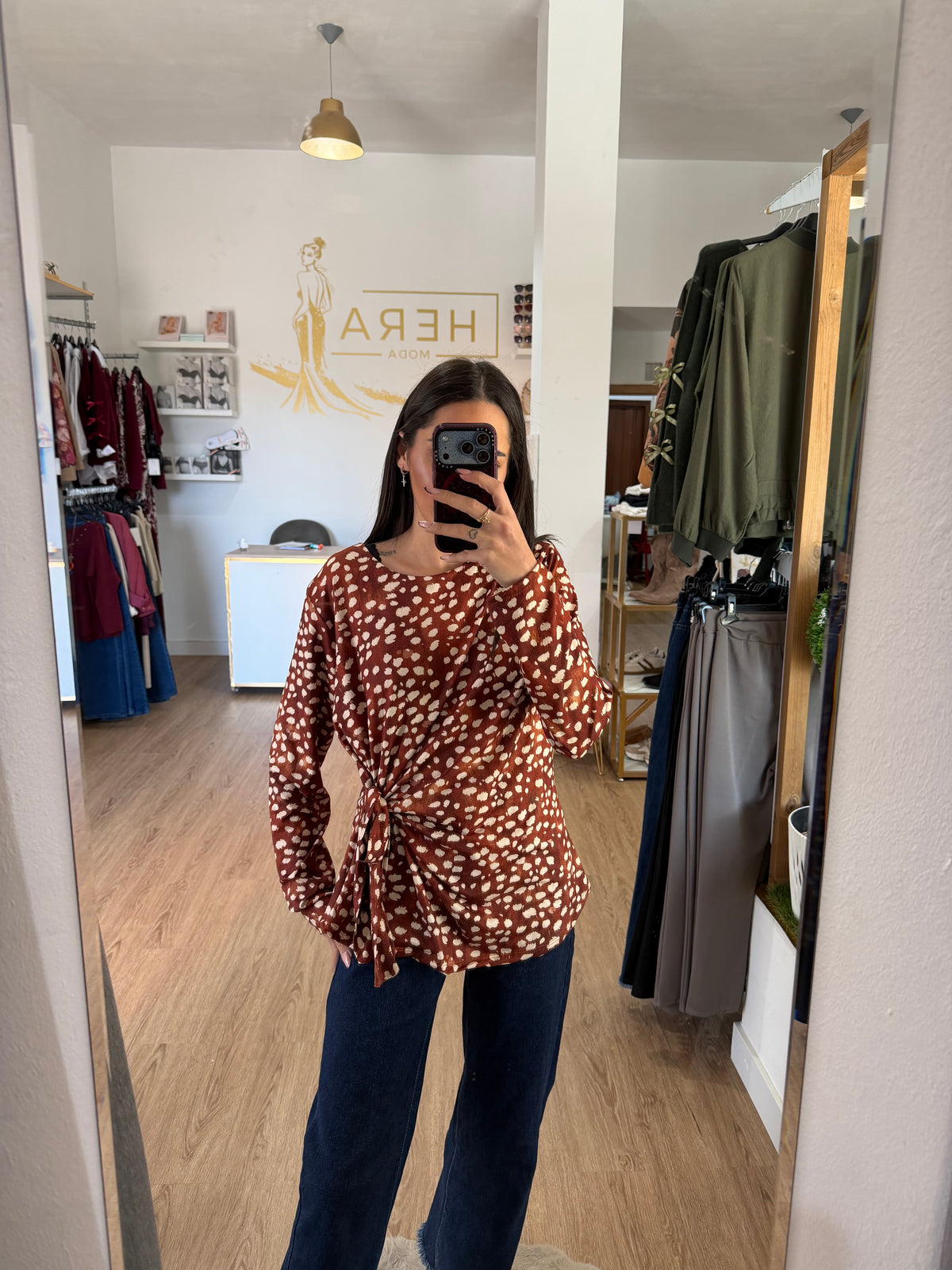 Camiseta Fluida con Print y Nudo Lateral