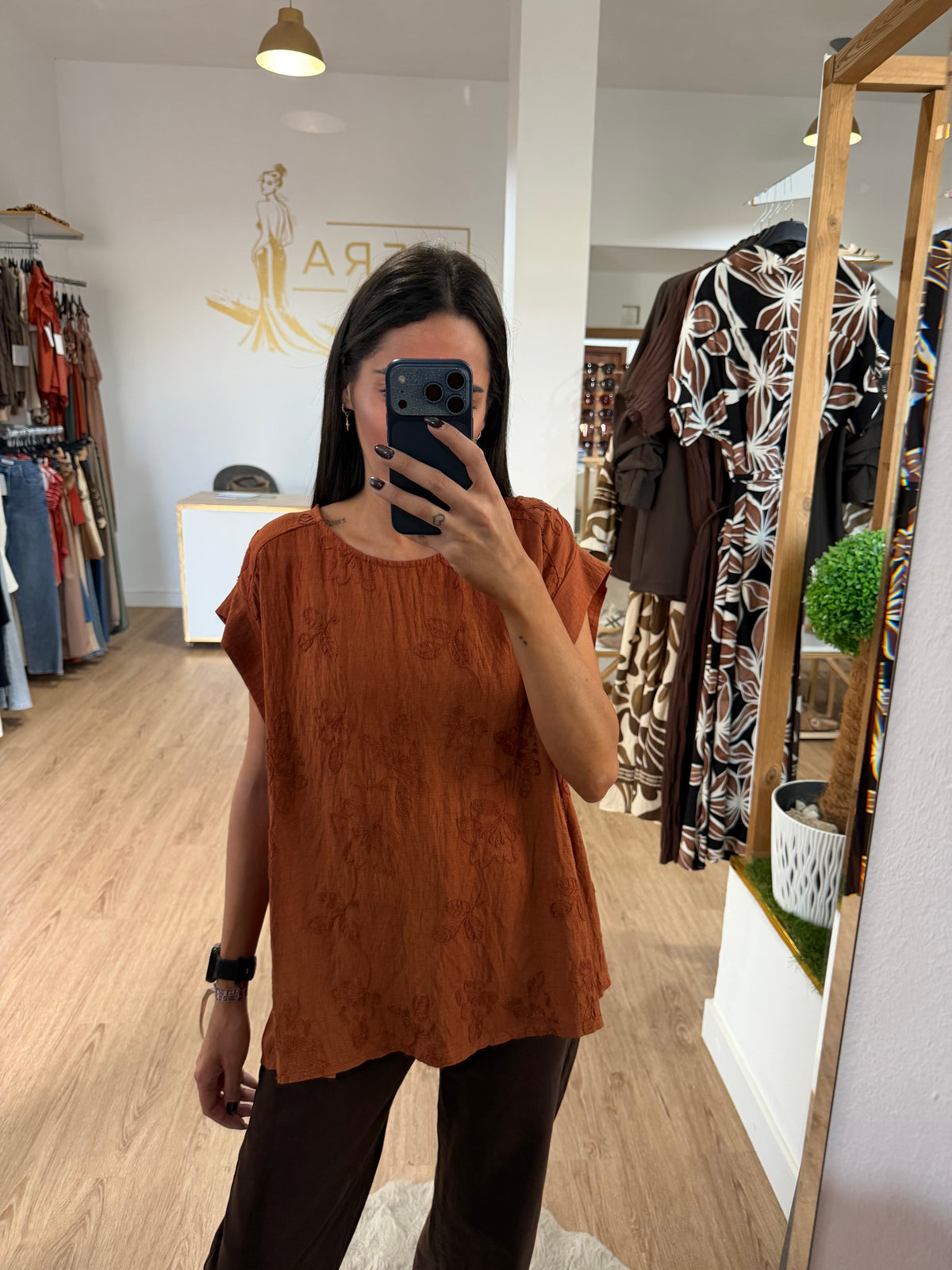 Blusa Fluida Bordada con Volantes / Top de Algodón con botones laterales