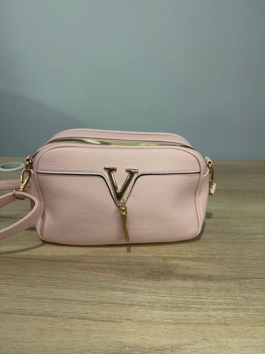 Bolso v-Bolso Bandolera "V-Icon" Rosa Pastel – Elegancia Compacta