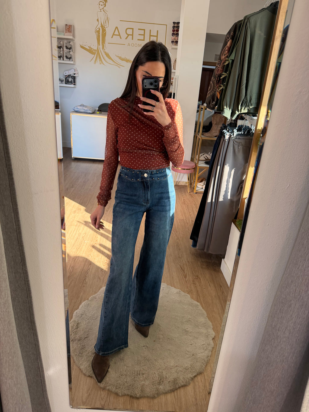 Pantalón Vaquero ancho con Tachuelas en la Cintura