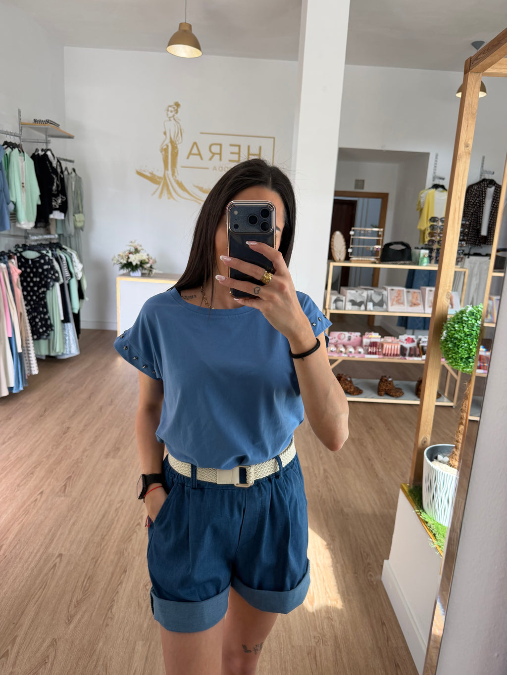 Camiseta Básica con Detalle de Estrellas Metálicas en la Manga