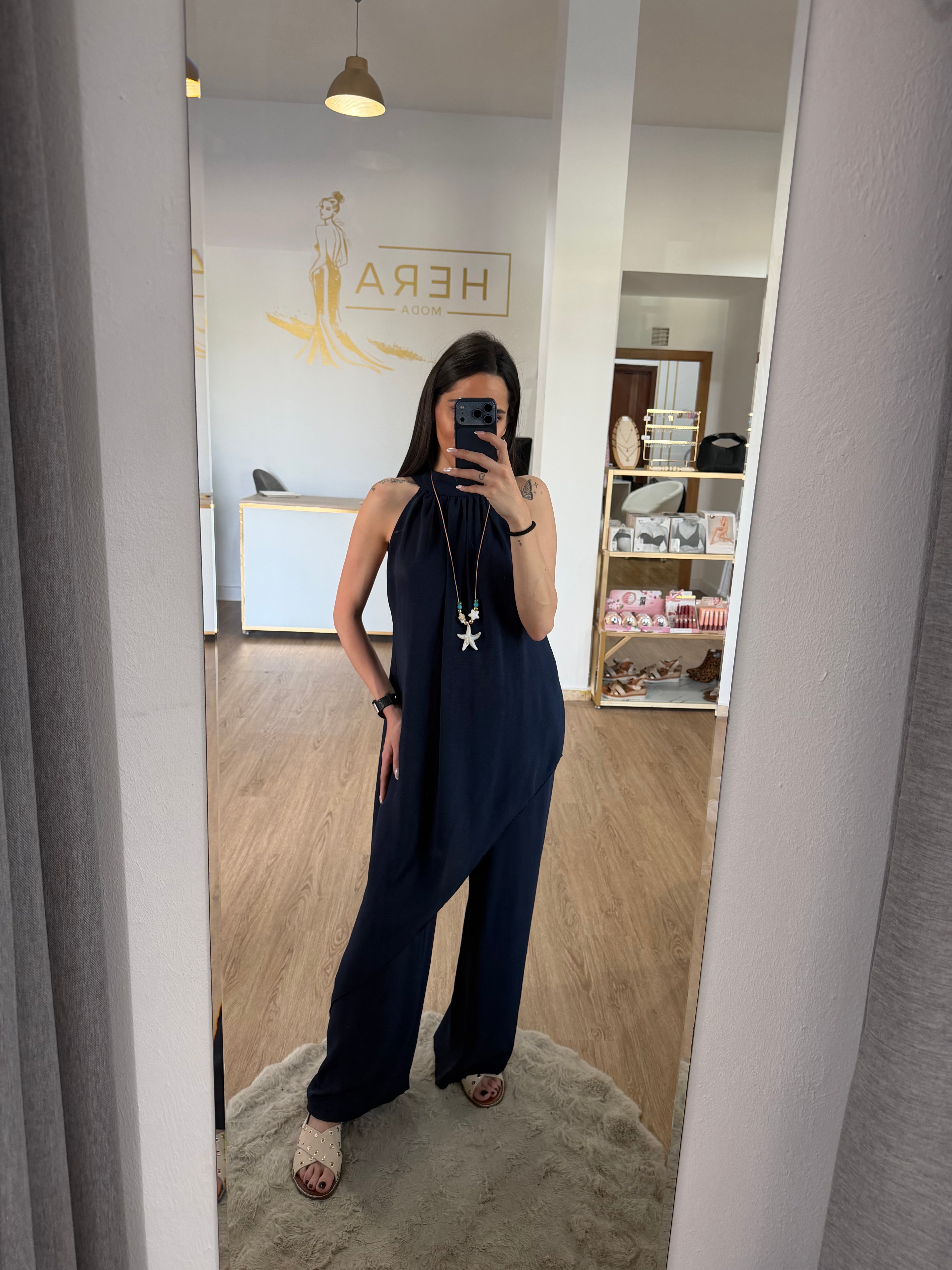 Conjunto Dos Piezas de Blusa Asimétrica Halter y Pantalón Fluido