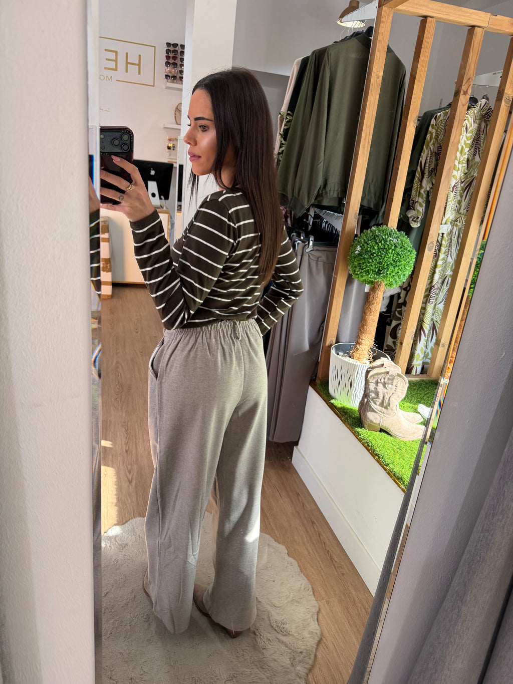 Pantalón Fluido de Pierna Ancha con Costura central y Cintura Elástica