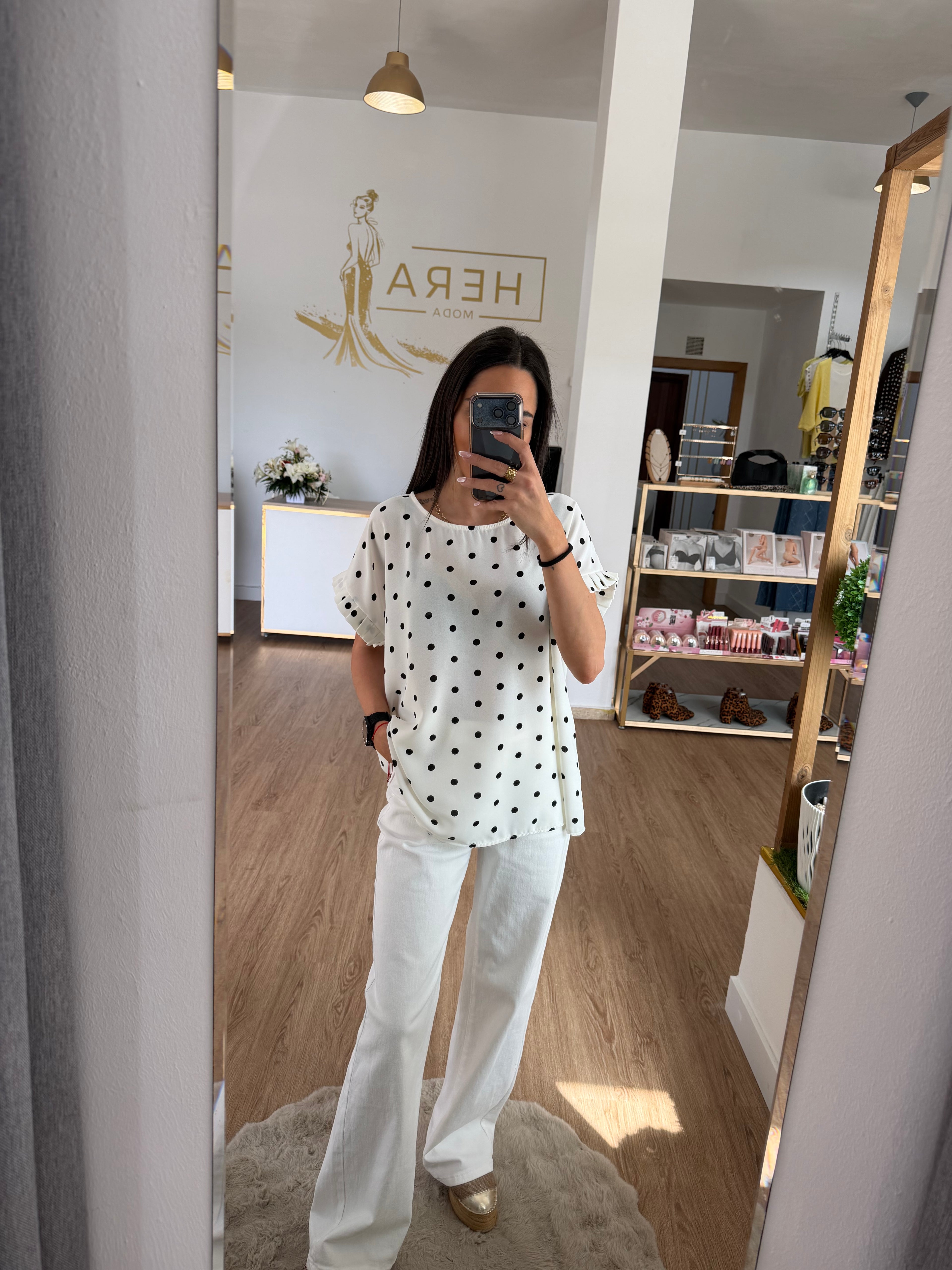 Blusa Fluida de Lunares con Detalle de Volante en la Manga