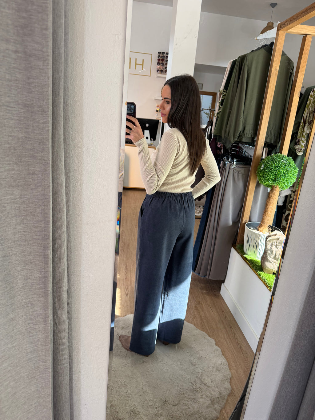 Pantalón Fluido de Pierna Ancha con Costura central y Cintura Elástica