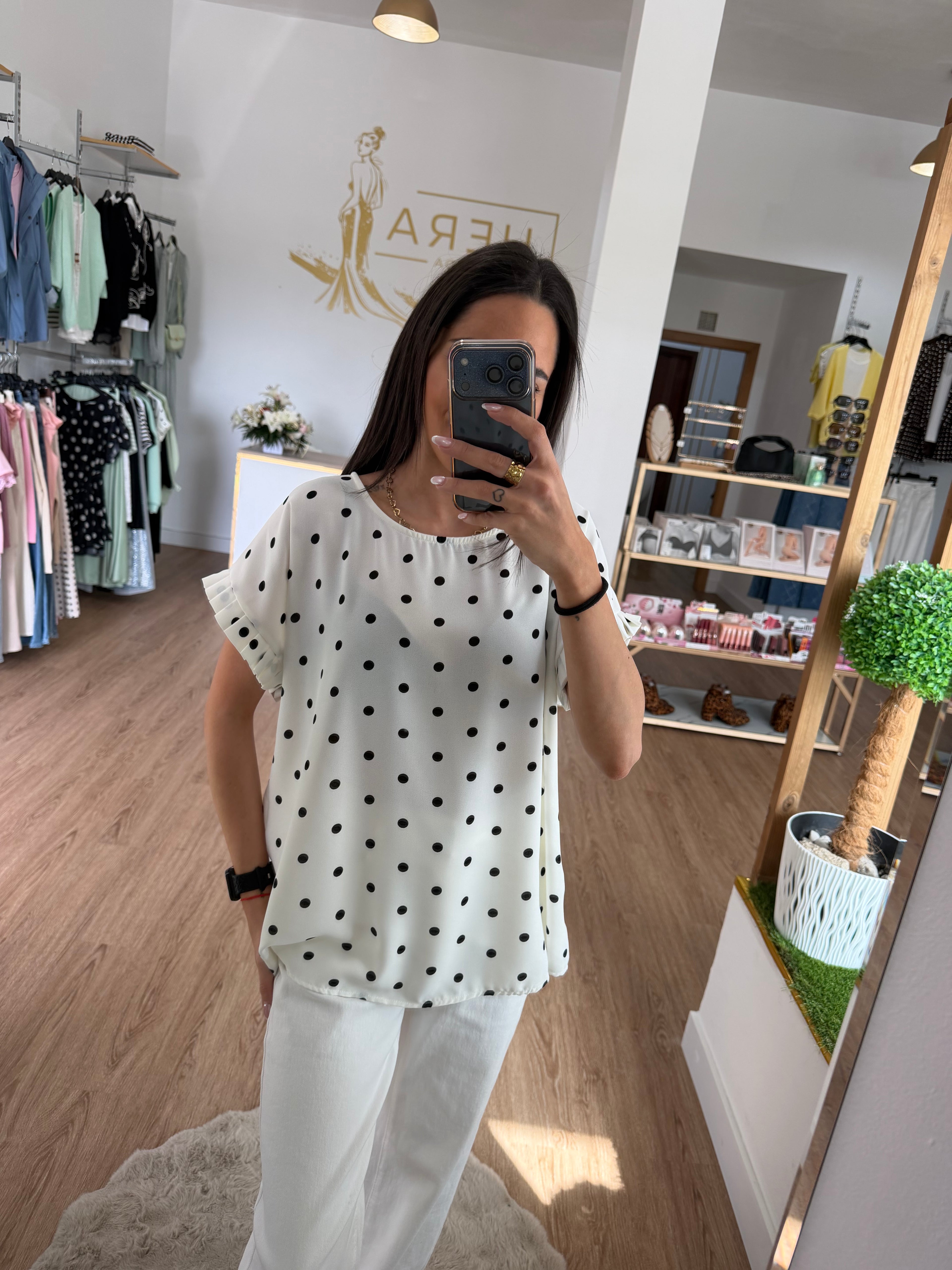 Blusa Fluida de Lunares con Detalle de Volante en la Manga