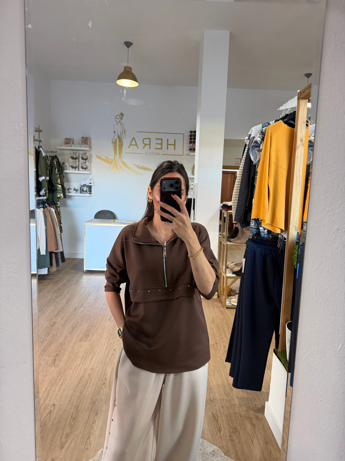 Sudadera Fluida Con Cremallera y Detalle de Tachuelas