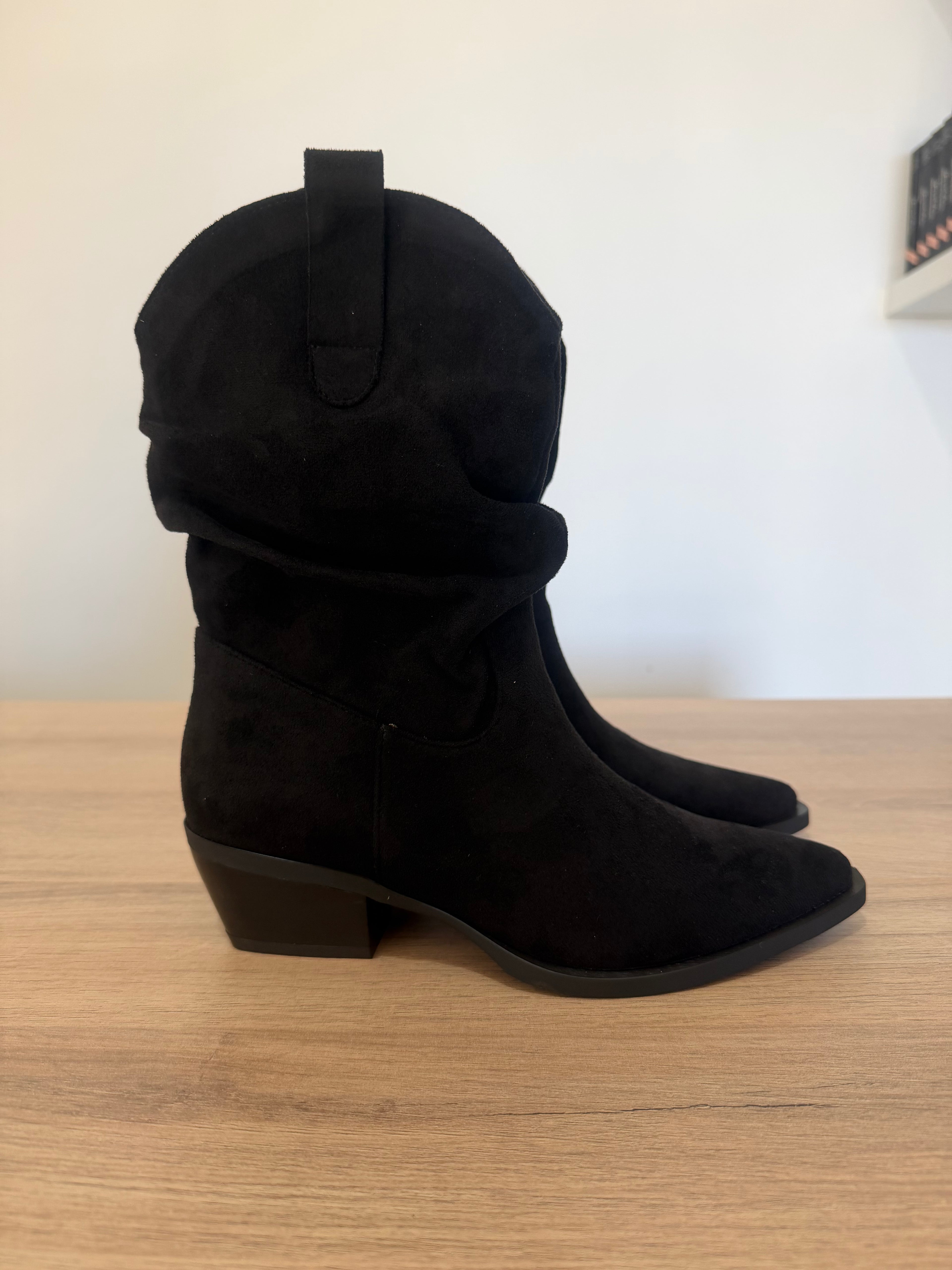 Bota Campera de Ante Negra Fruncida / Botín Boho-Chic con tacón Cómodo