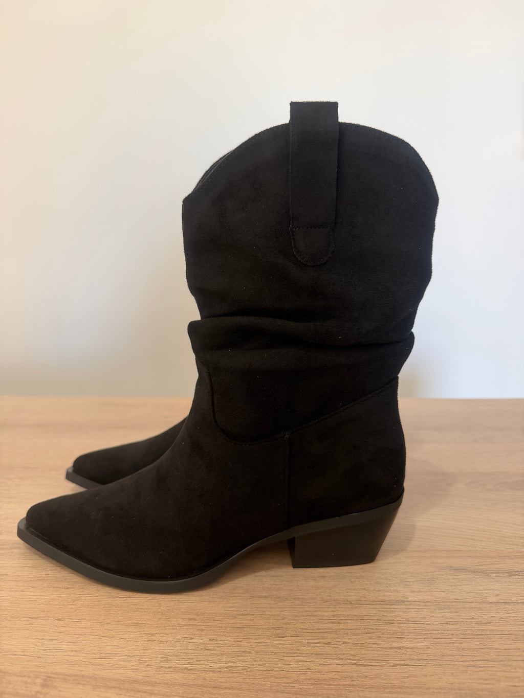 Bota Campera de Ante Negra Fruncida / Botín Boho-Chic con tacón Cómodo