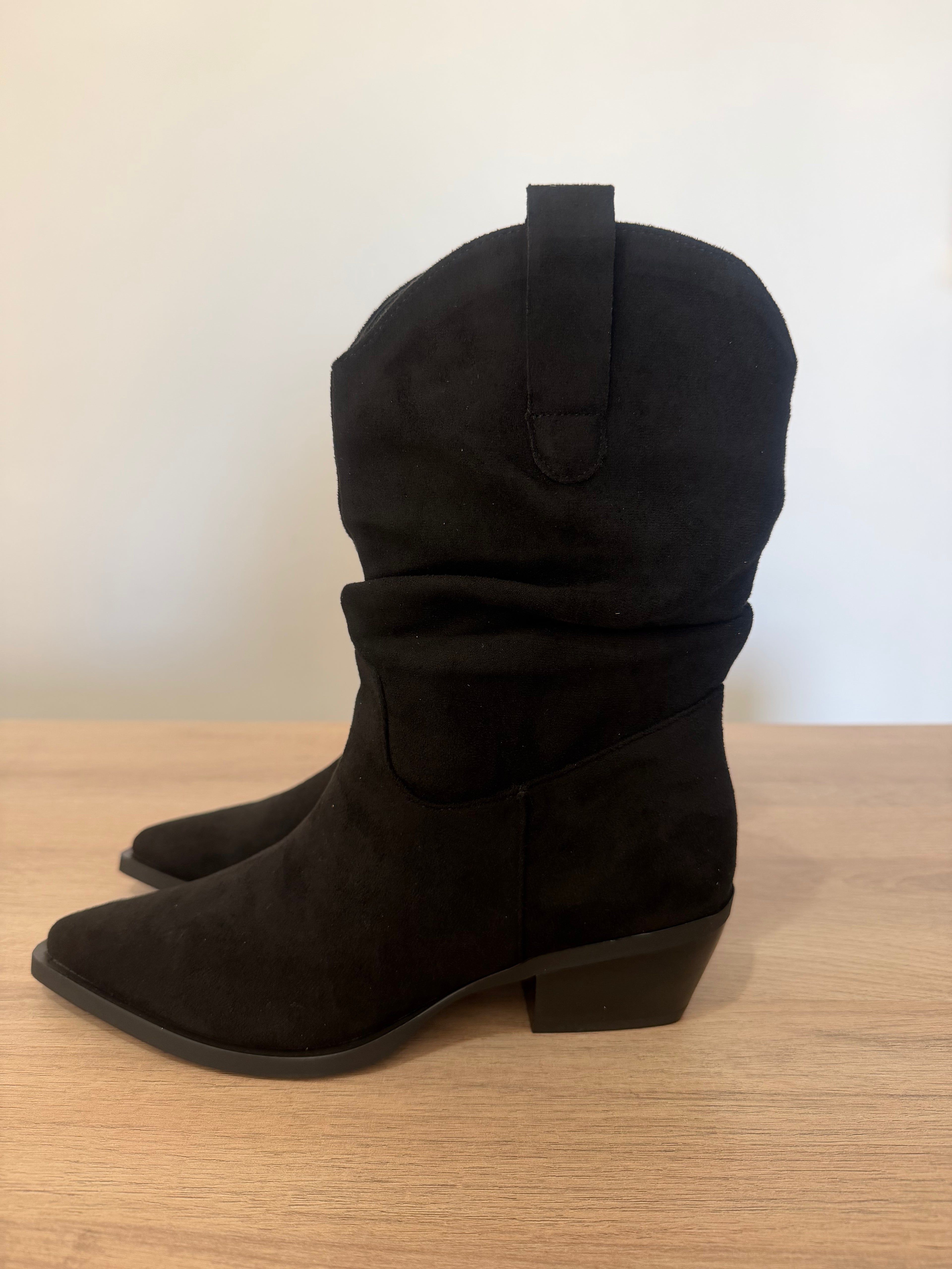 Bota Campera de Ante Negra Fruncida / Botín Boho-Chic con tacón Cómodo