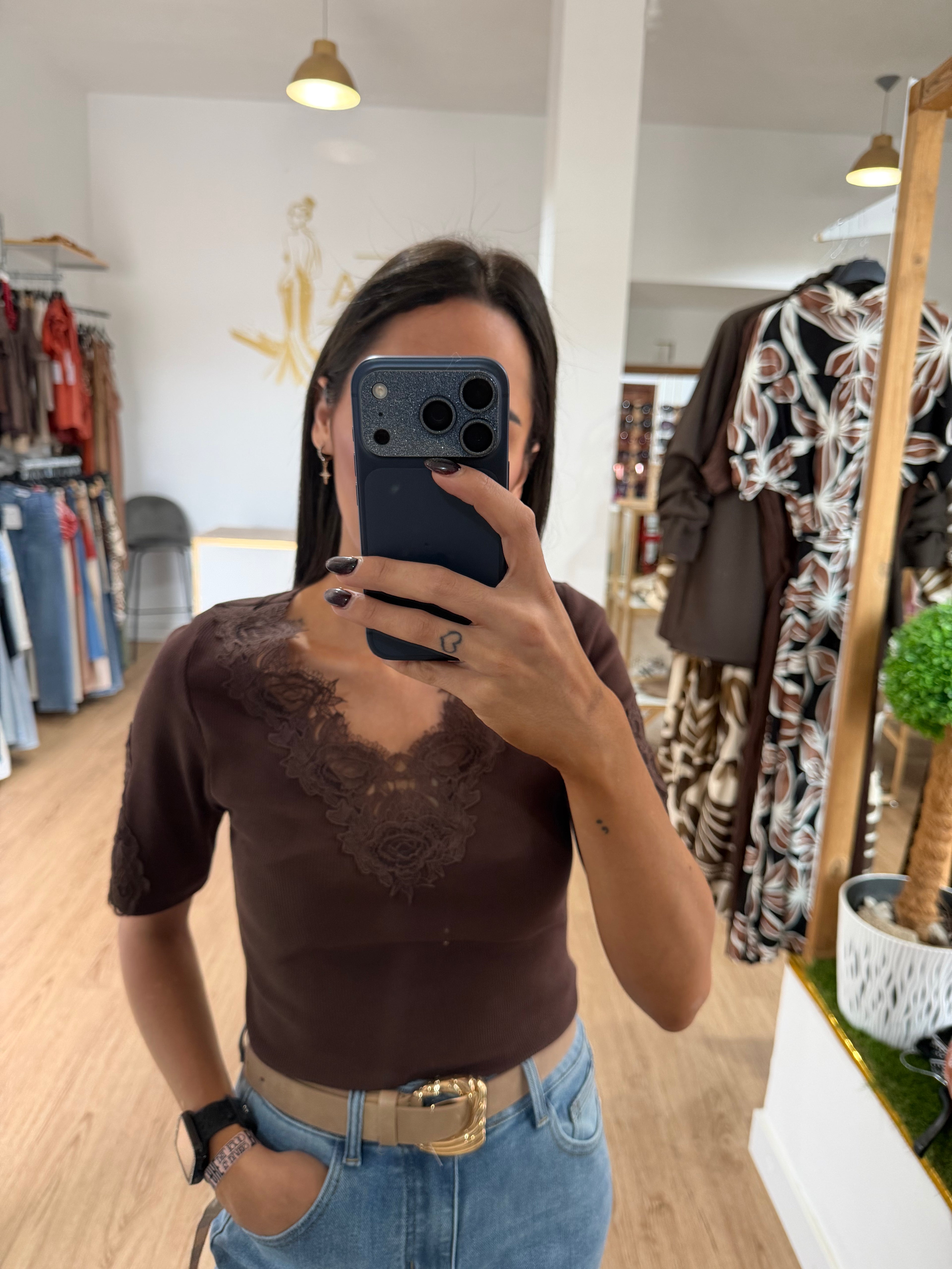 Camiseta canalé con encaje en escote y mangas / Top acanalado con encaje floral
