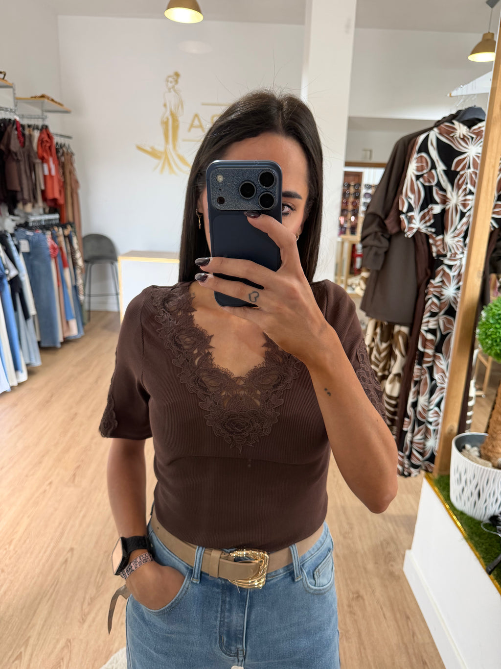 Camiseta canalé con encaje en escote y mangas / Top acanalado con encaje floral