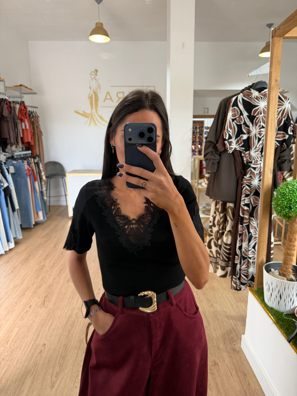 Camiseta canalé con encaje en escote y mangas / Top acanalado con encaje floral