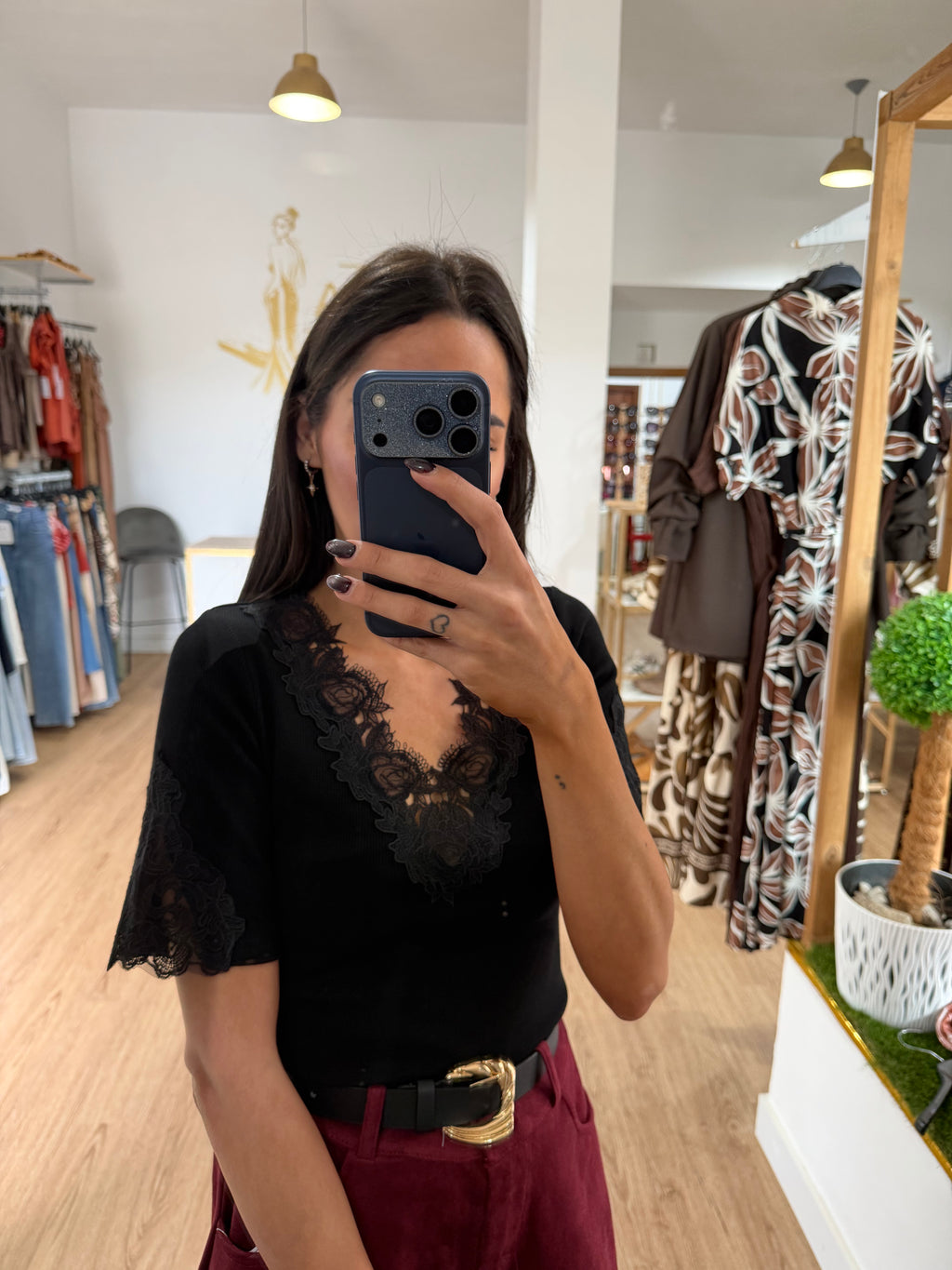 Camiseta canalé con encaje en escote y mangas / Top acanalado con encaje floral