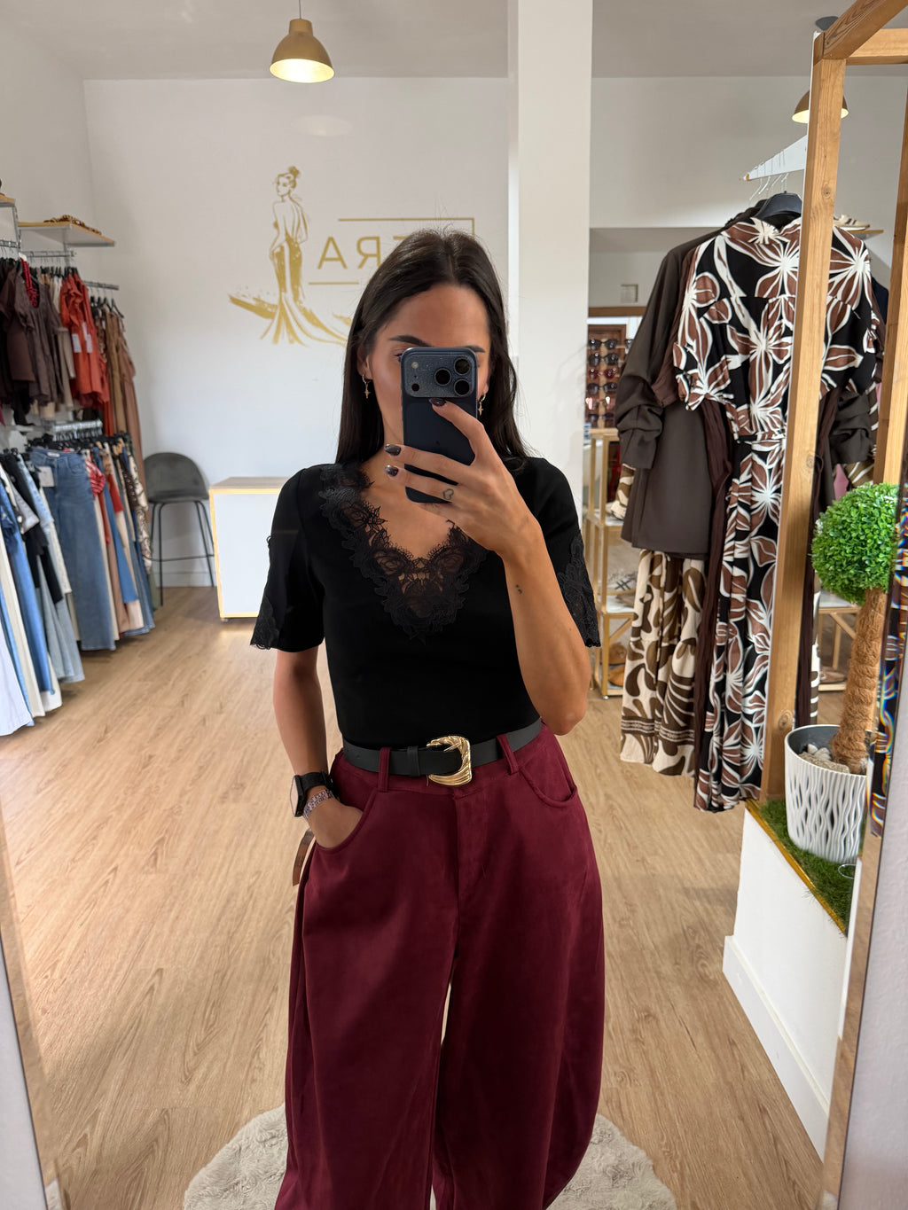 Camiseta canalé con encaje en escote y mangas / Top acanalado con encaje floral