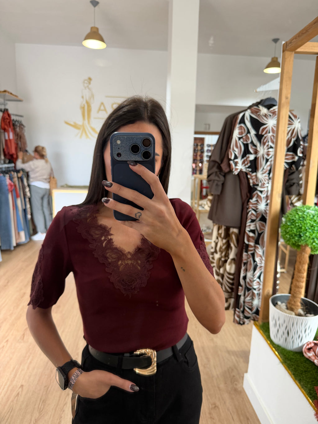 Camiseta canalé con encaje en escote y mangas / Top acanalado con encaje floral