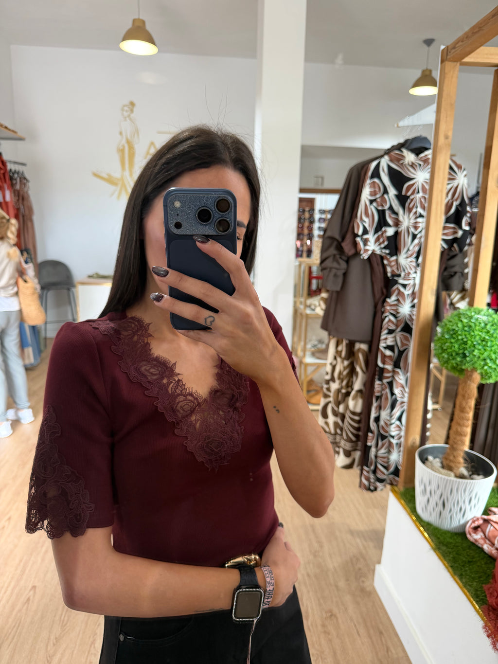 Camiseta canalé con encaje en escote y mangas / Top acanalado con encaje floral