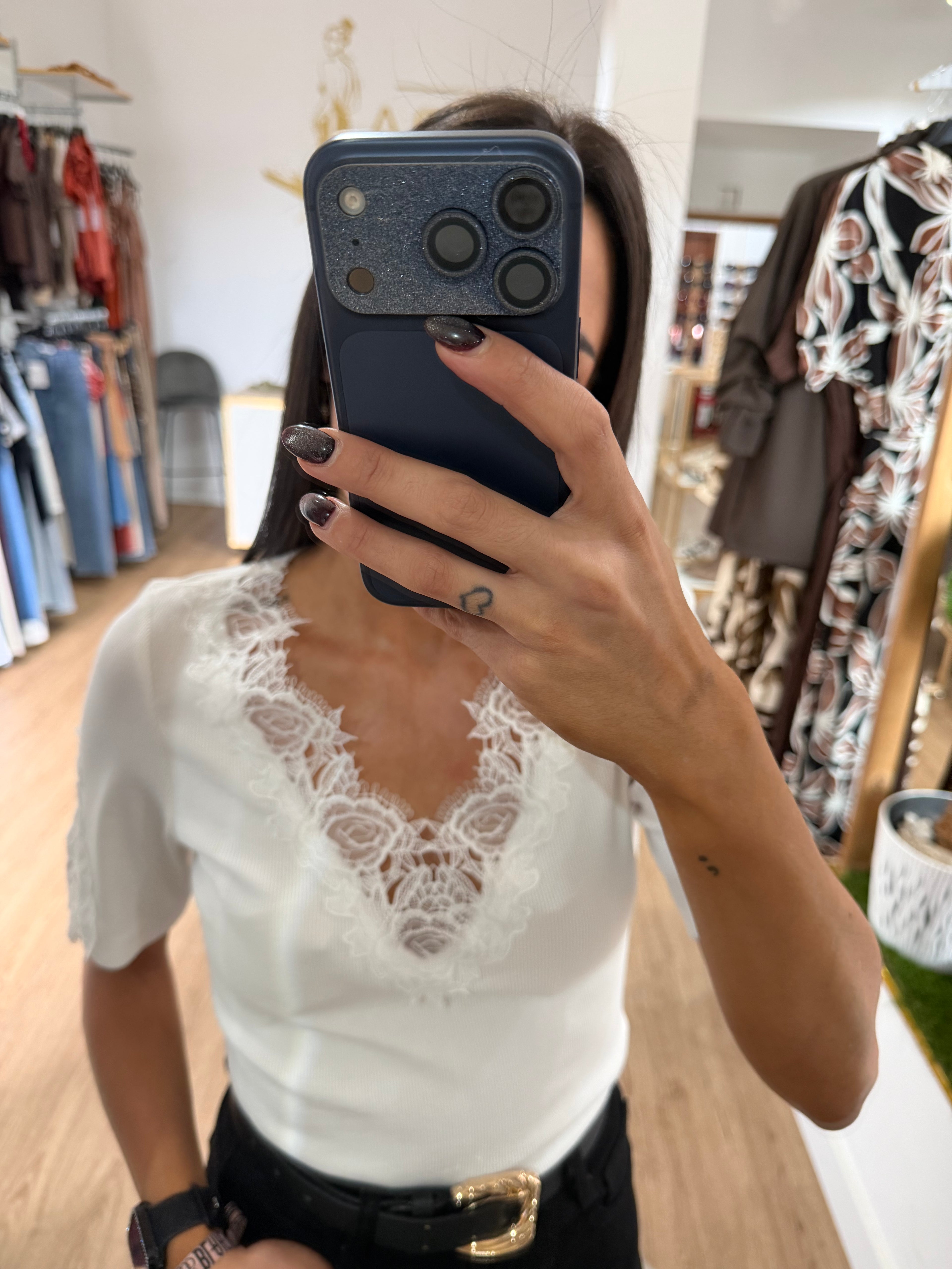 Camiseta canalé con encaje en escote y mangas / Top acanalado con encaje floral