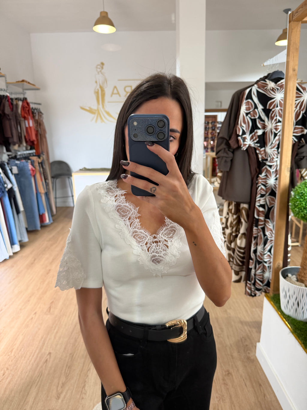 Camiseta canalé con encaje en escote y mangas / Top acanalado con encaje floral