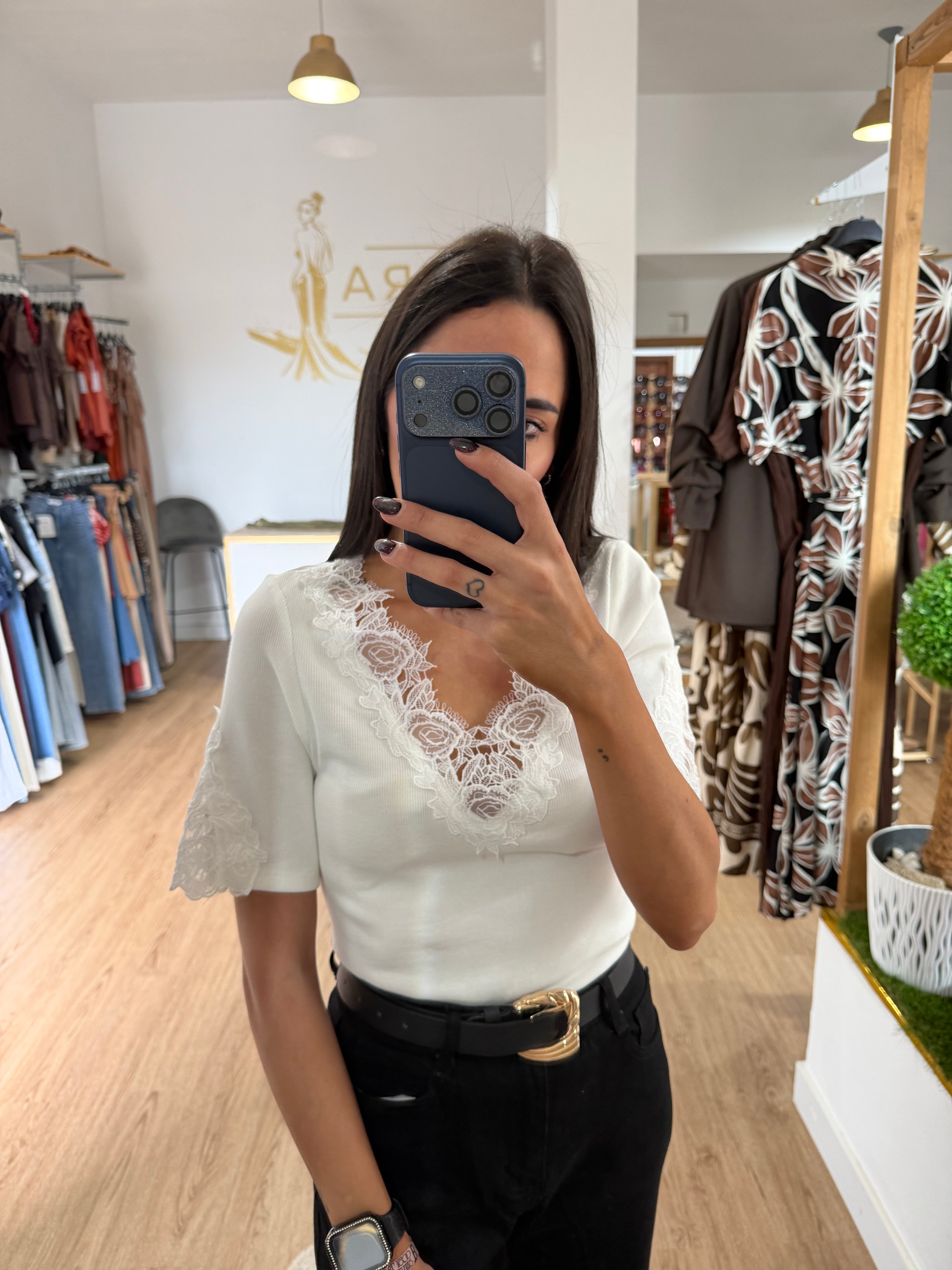 Camiseta canalé con encaje en escote y mangas / Top acanalado con encaje floral