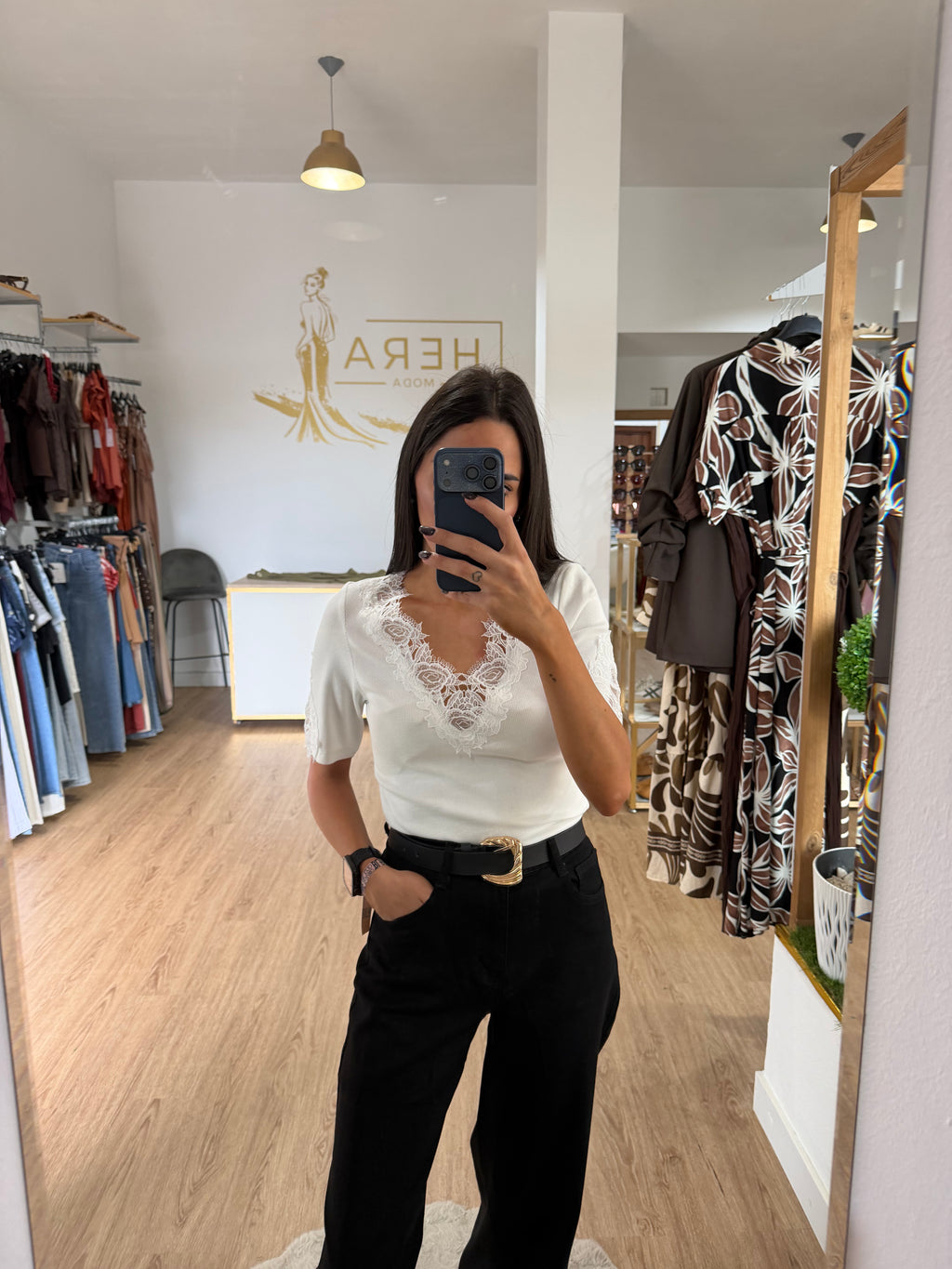 Camiseta canalé con encaje en escote y mangas / Top acanalado con encaje floral