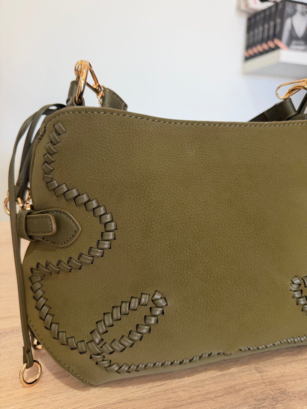 Bolso Bandolera Ante Trenzado Artesanal / Bolso verde Oliva con Herrajes Dorados