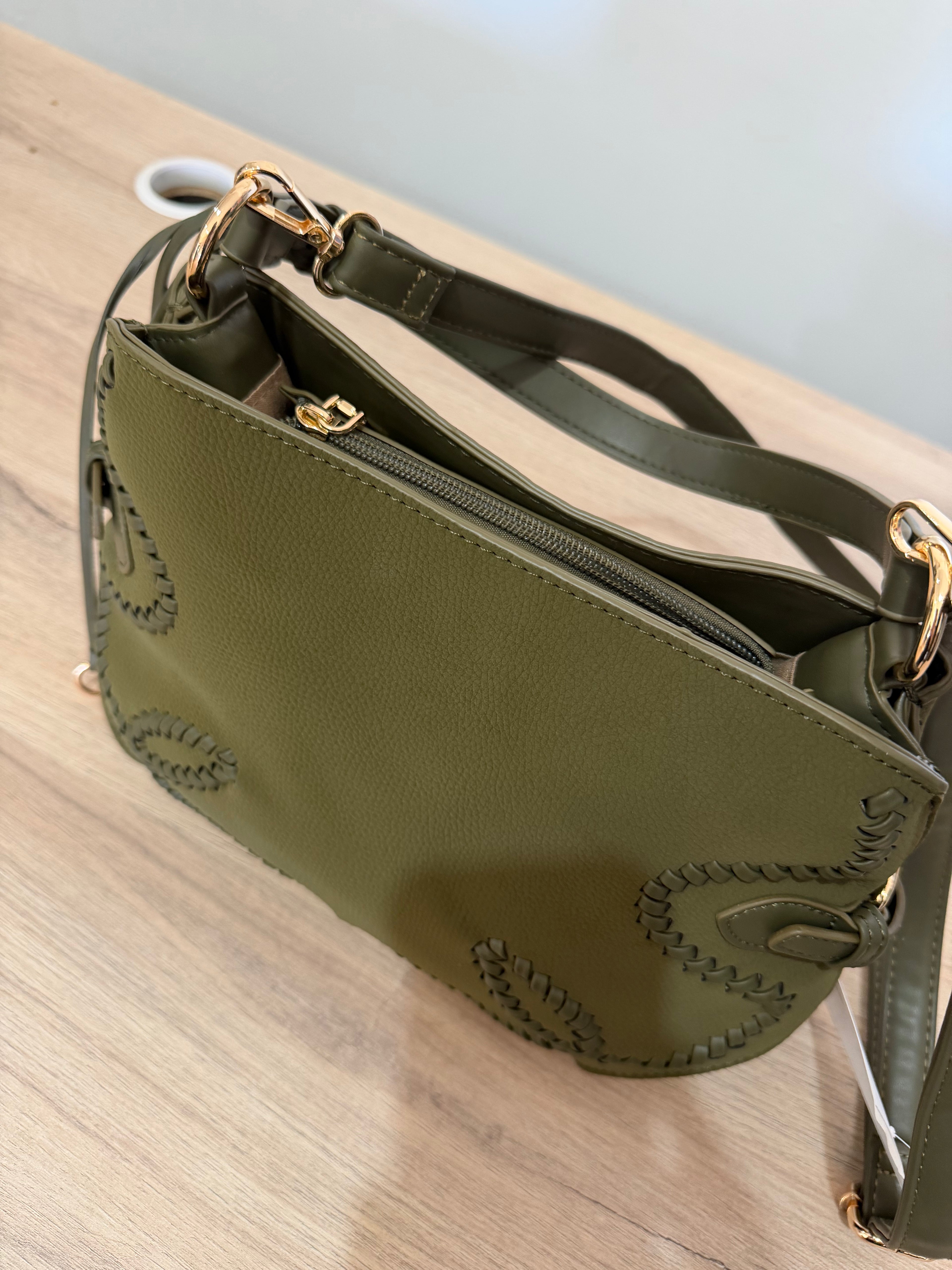 Bolso Bandolera Ante Trenzado Artesanal / Bolso verde Oliva con Herrajes Dorados