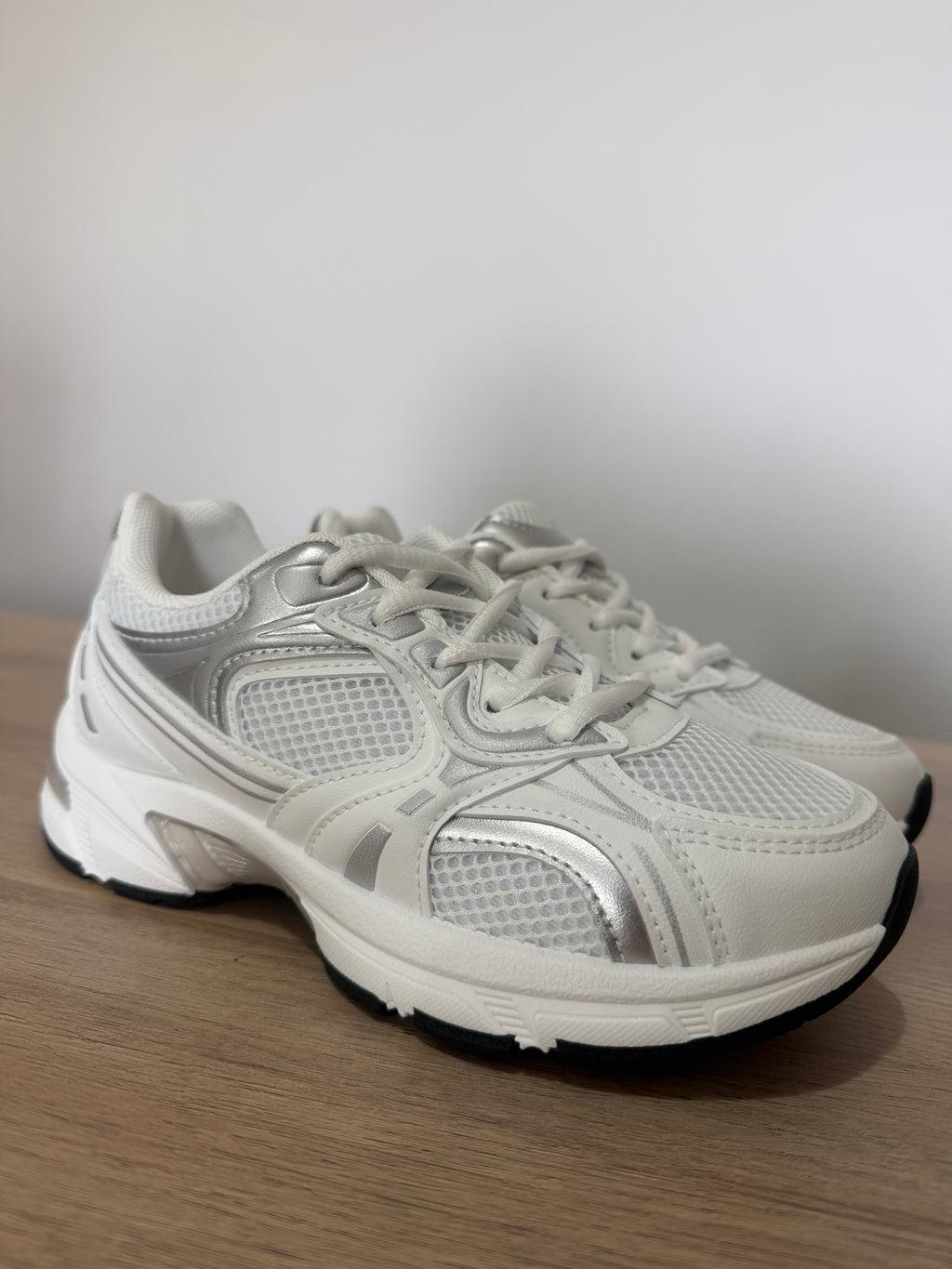 Deportiva Urban Silver- deportivas blancas mujer con detalles plateados.