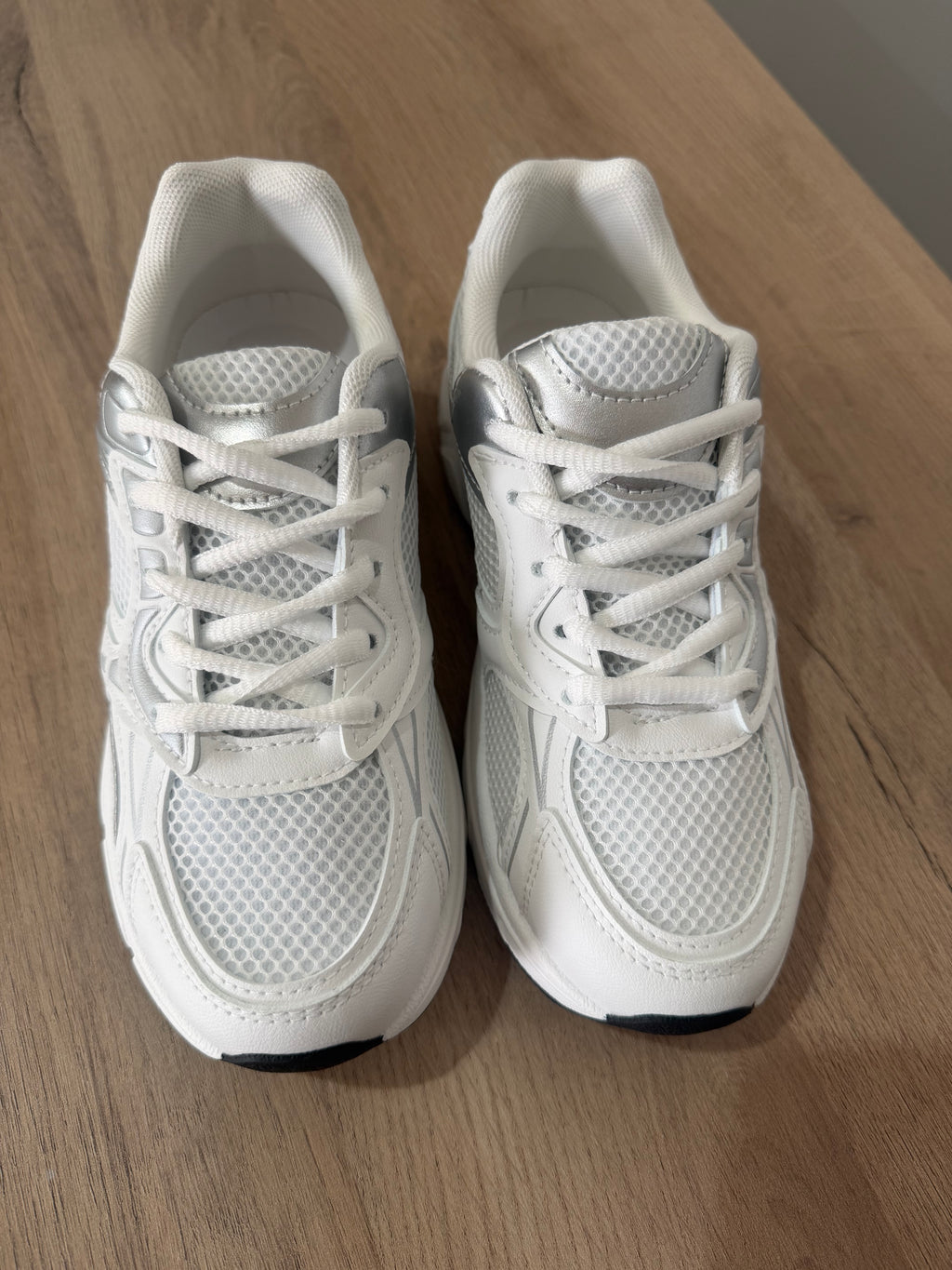 Deportiva Urban Silver- deportivas blancas mujer con detalles plateados.