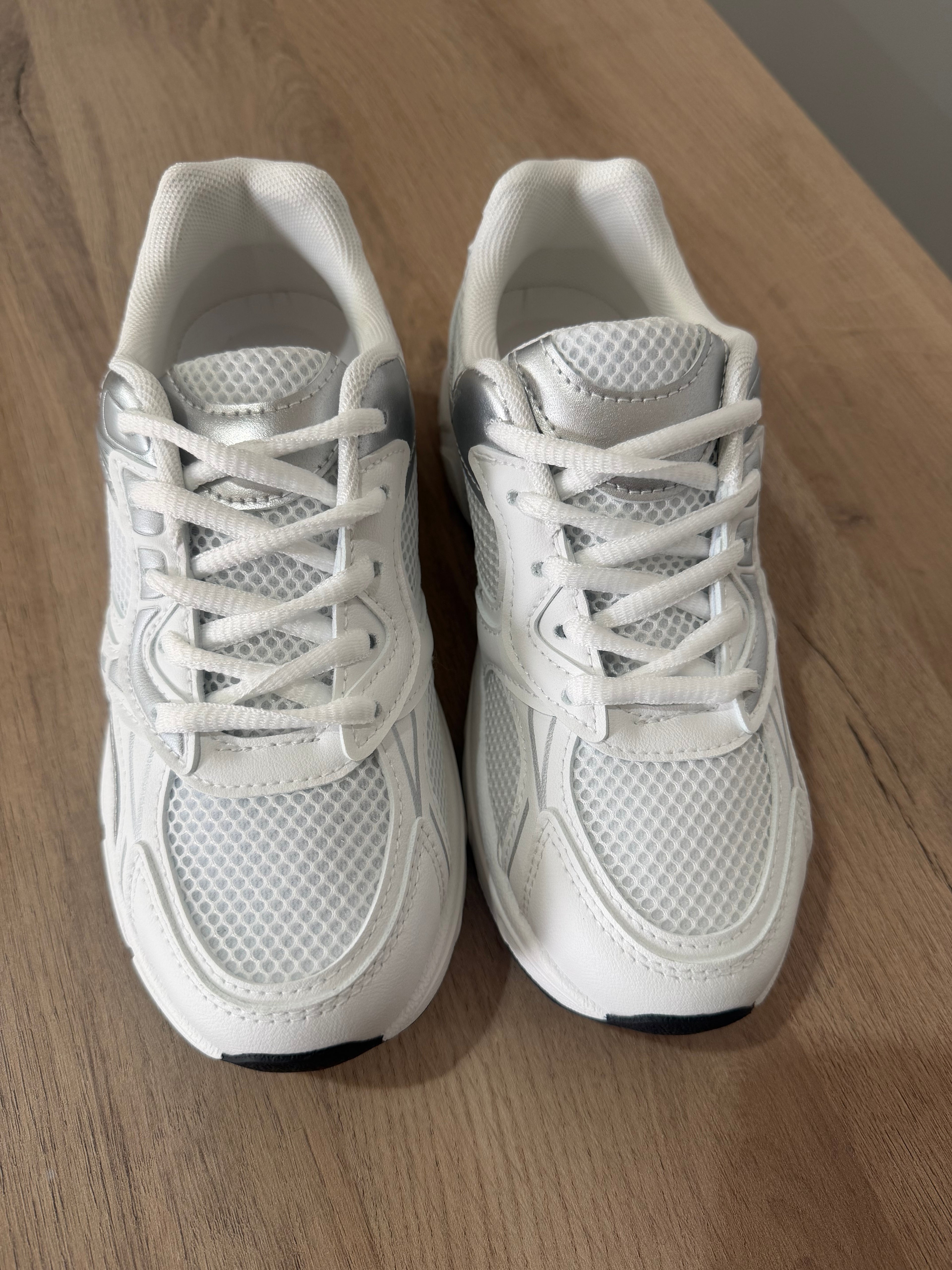 Deportiva Urban Silver- deportivas blancas mujer con detalles plateados.