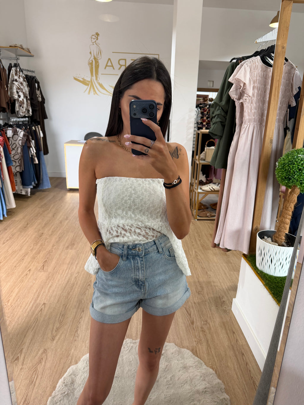Short vaquero denim tiro alto / Bermuda corta mom fit