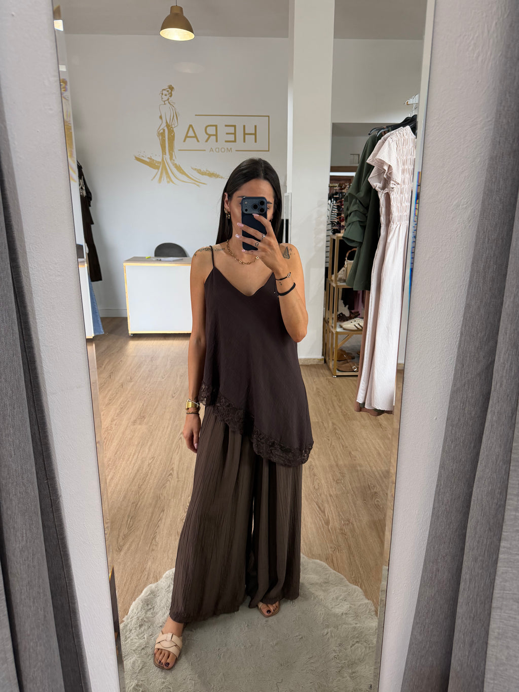 Top lencero asimétrico de tirantes con bajo de encaje / Camisetas fluidas elegantes