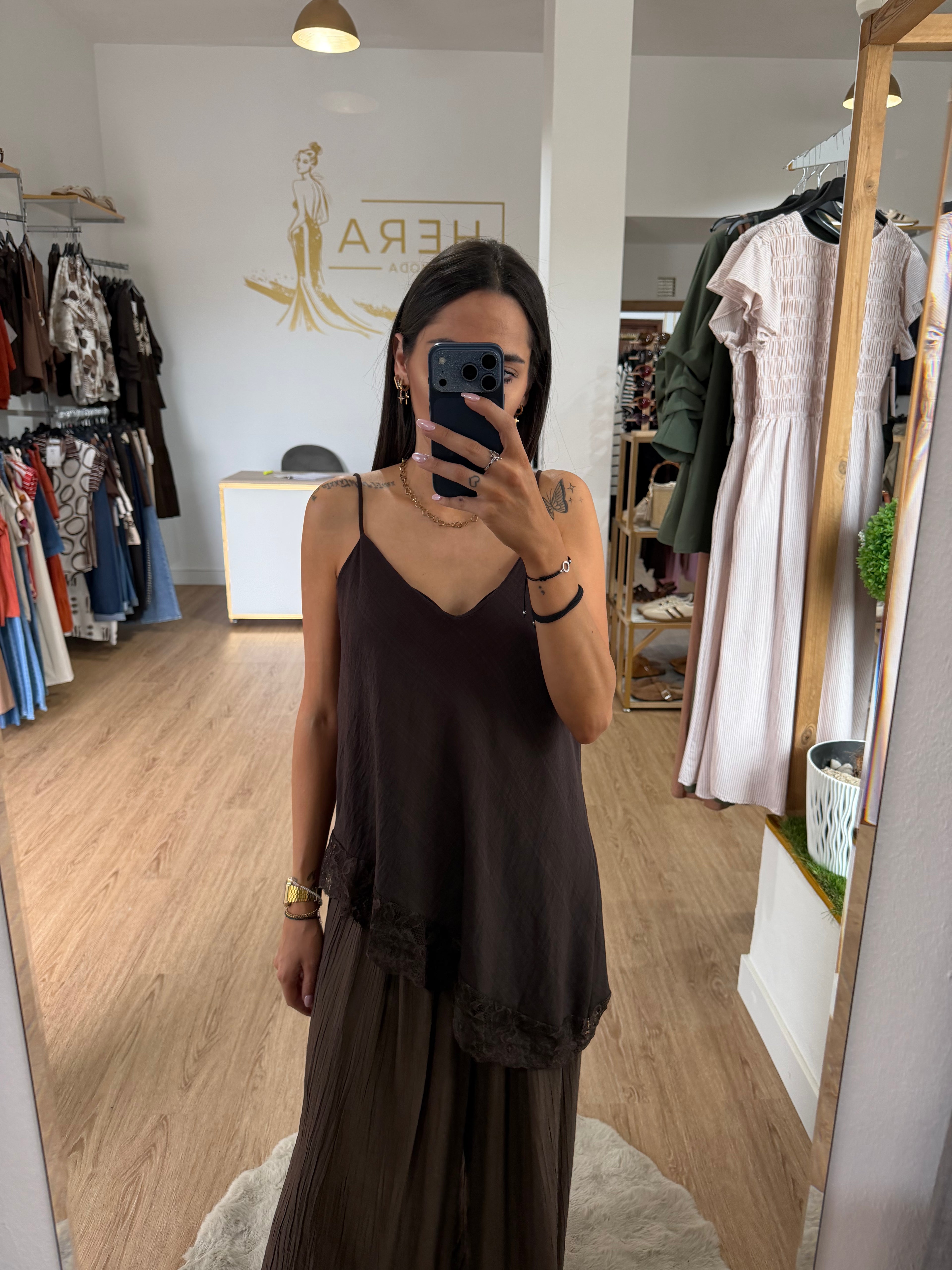Top lencero asimétrico de tirantes con bajo de encaje / Camisetas fluidas elegantes