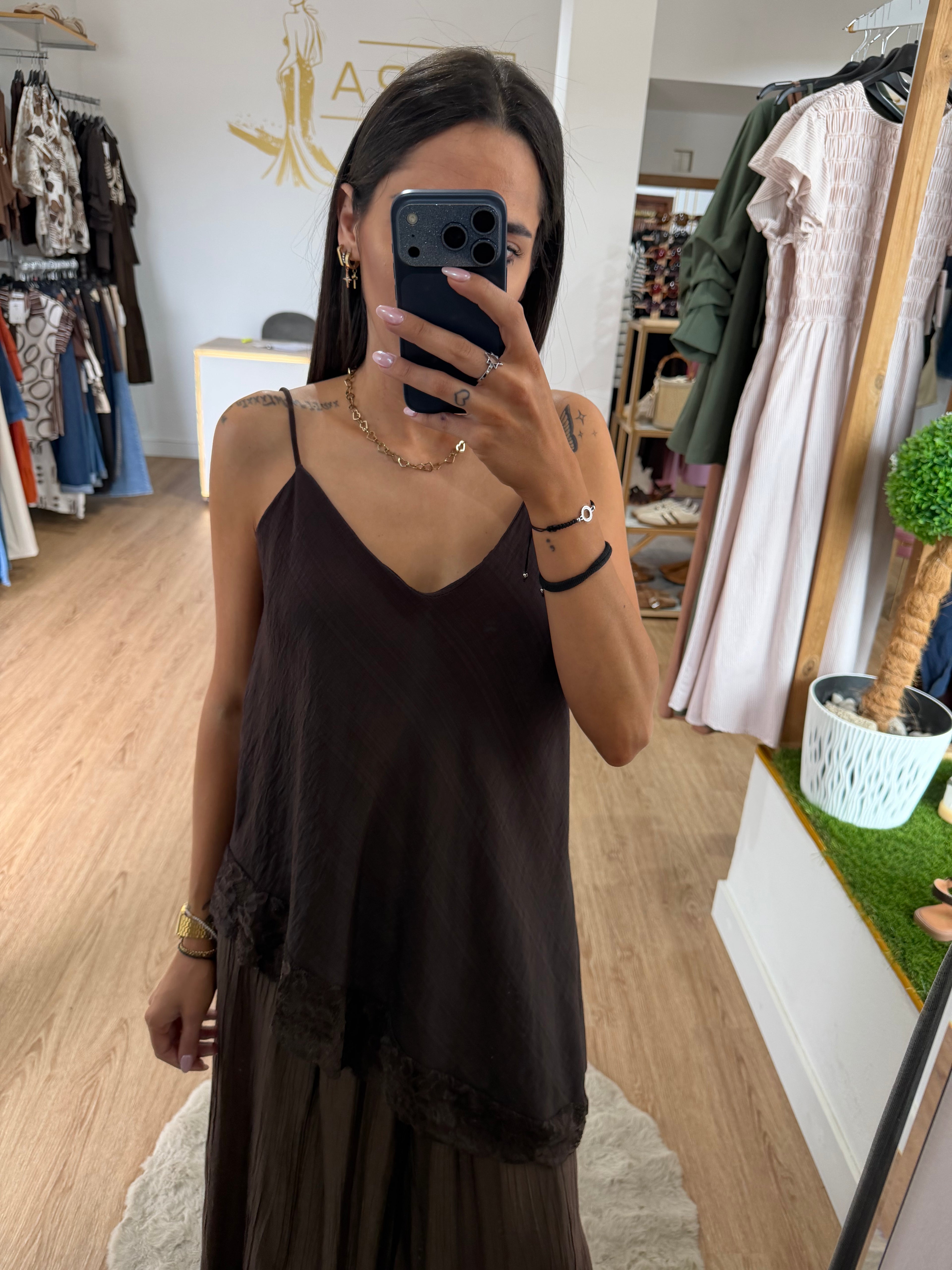 Top lencero asimétrico de tirantes con bajo de encaje / Camisetas fluidas elegantes