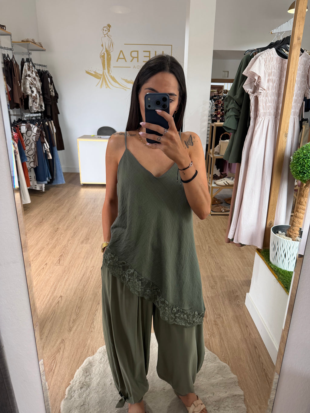 Top lencero asimétrico de tirantes con bajo de encaje / Camisetas fluidas elegantes