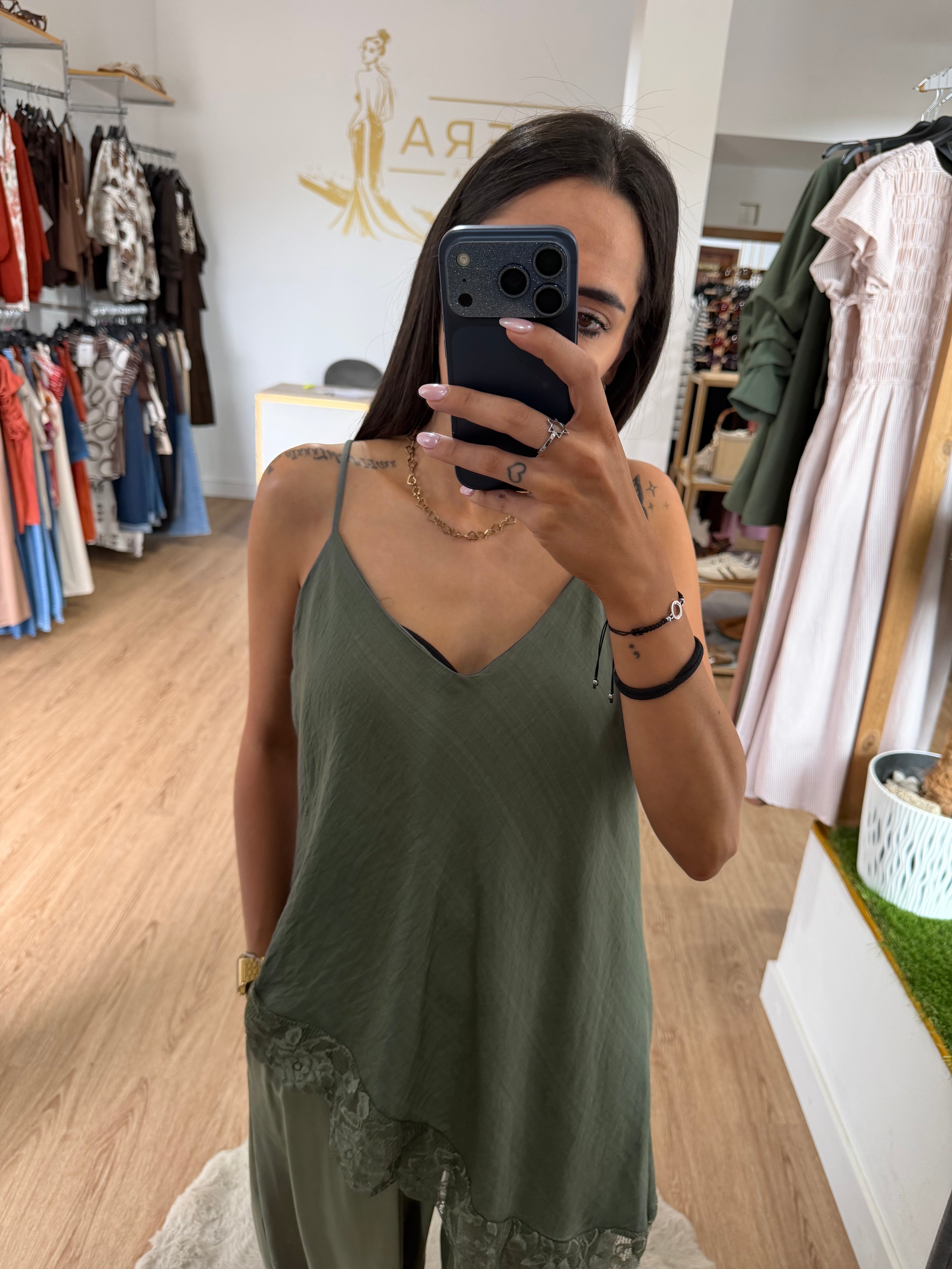Top lencero asimétrico de tirantes con bajo de encaje / Camisetas fluidas elegantes