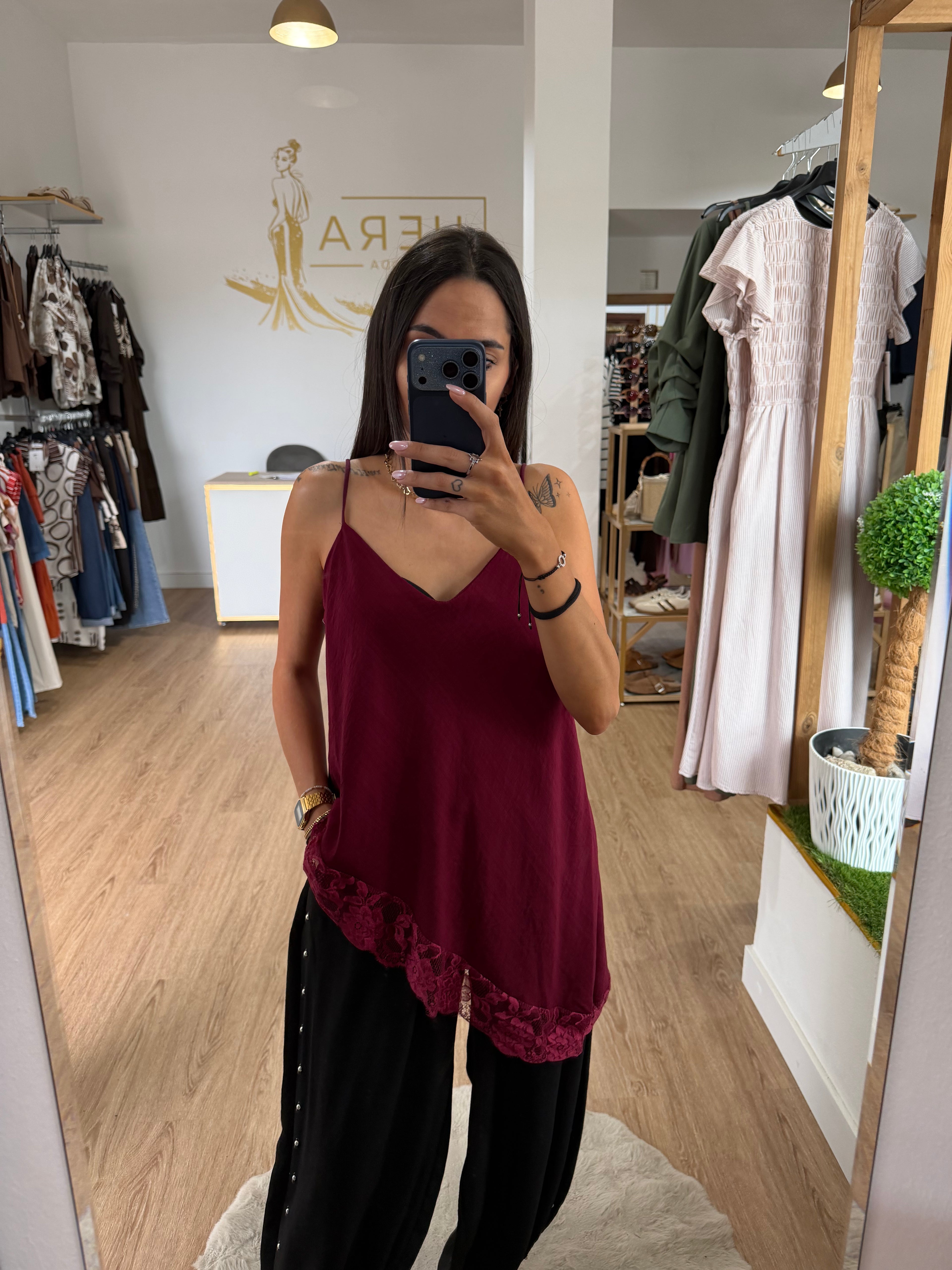Top lencero asimétrico de tirantes con bajo de encaje / Camisetas fluidas elegantes